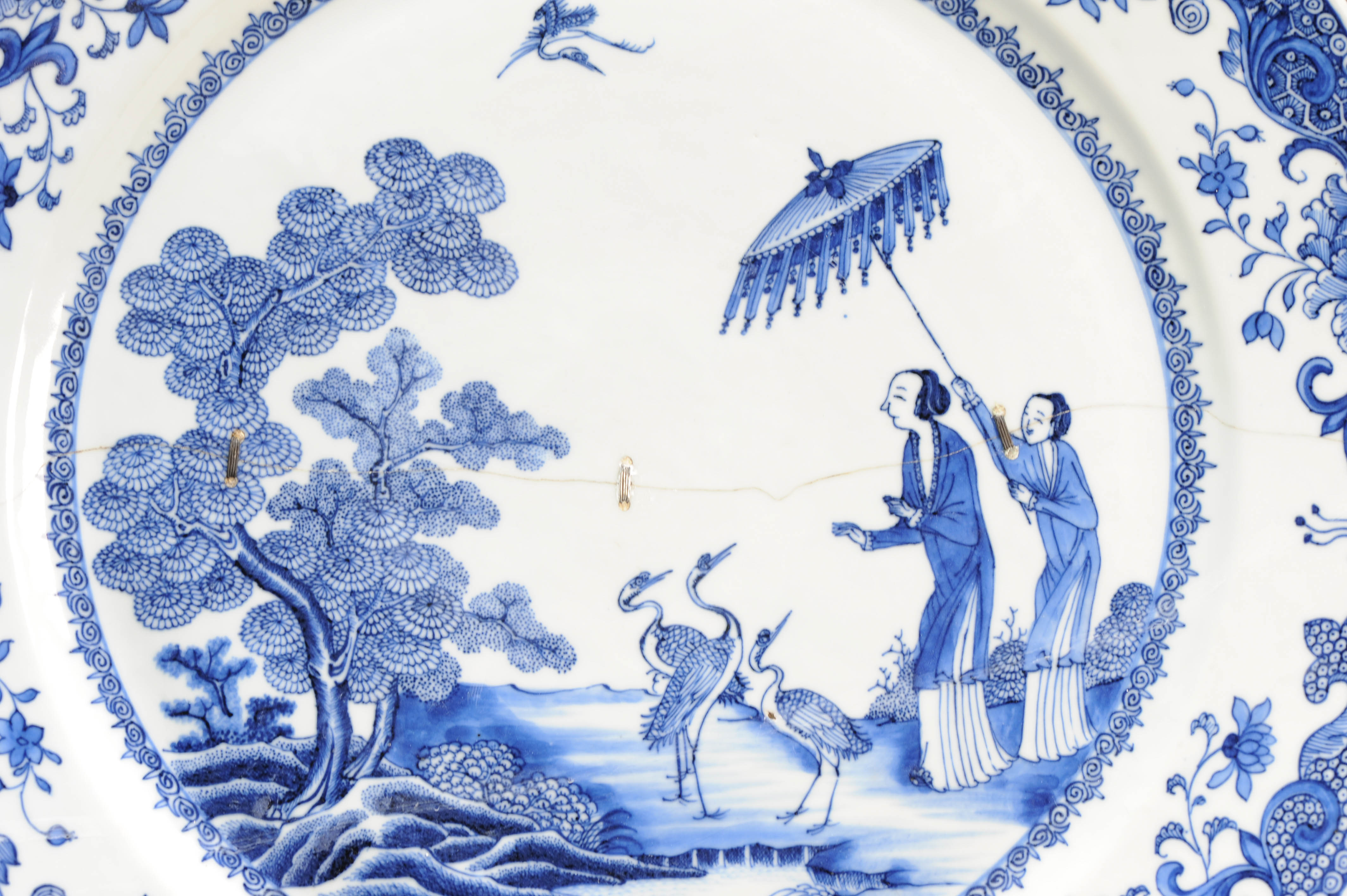 37.3CM Antique Chinese Porcelain plate after Cornelis Pronk: "Dames au parasol" 18th C. - Image 4