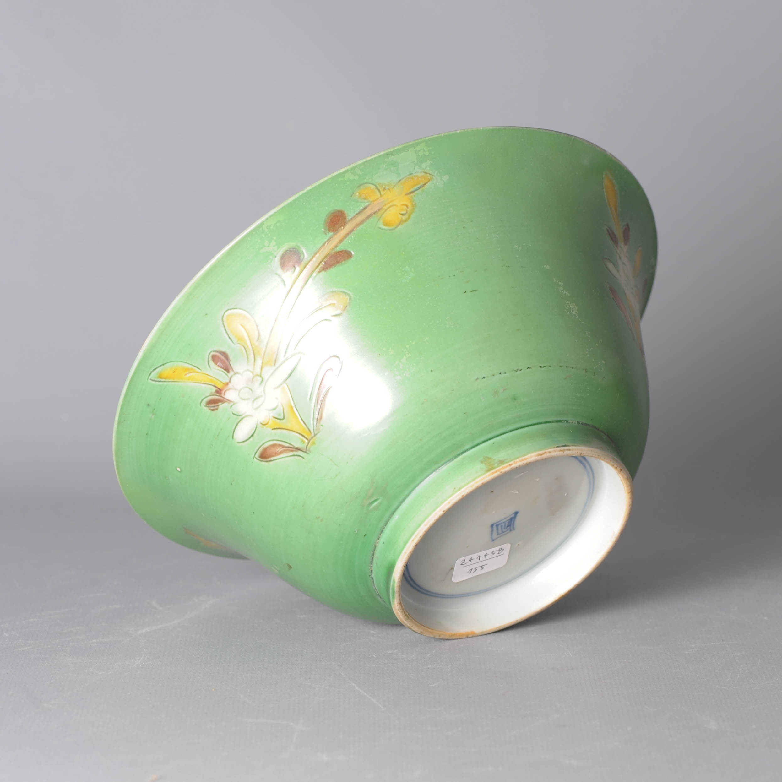 Ca 1700 Kangxi period Chinese Porcelain green-ground 'Brinjal' bowl Floral - Image 4