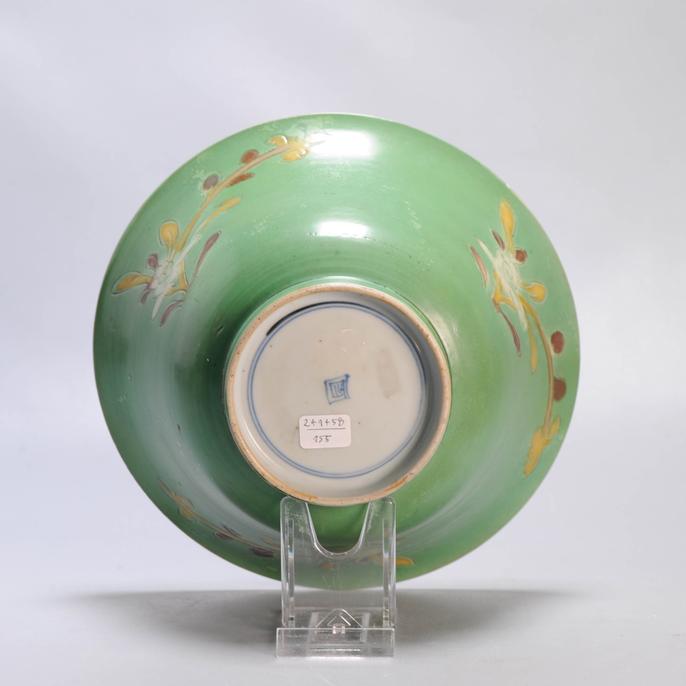 Ca 1700 Kangxi period Chinese Porcelain green-ground 'Brinjal' bowl Floral - Image 3