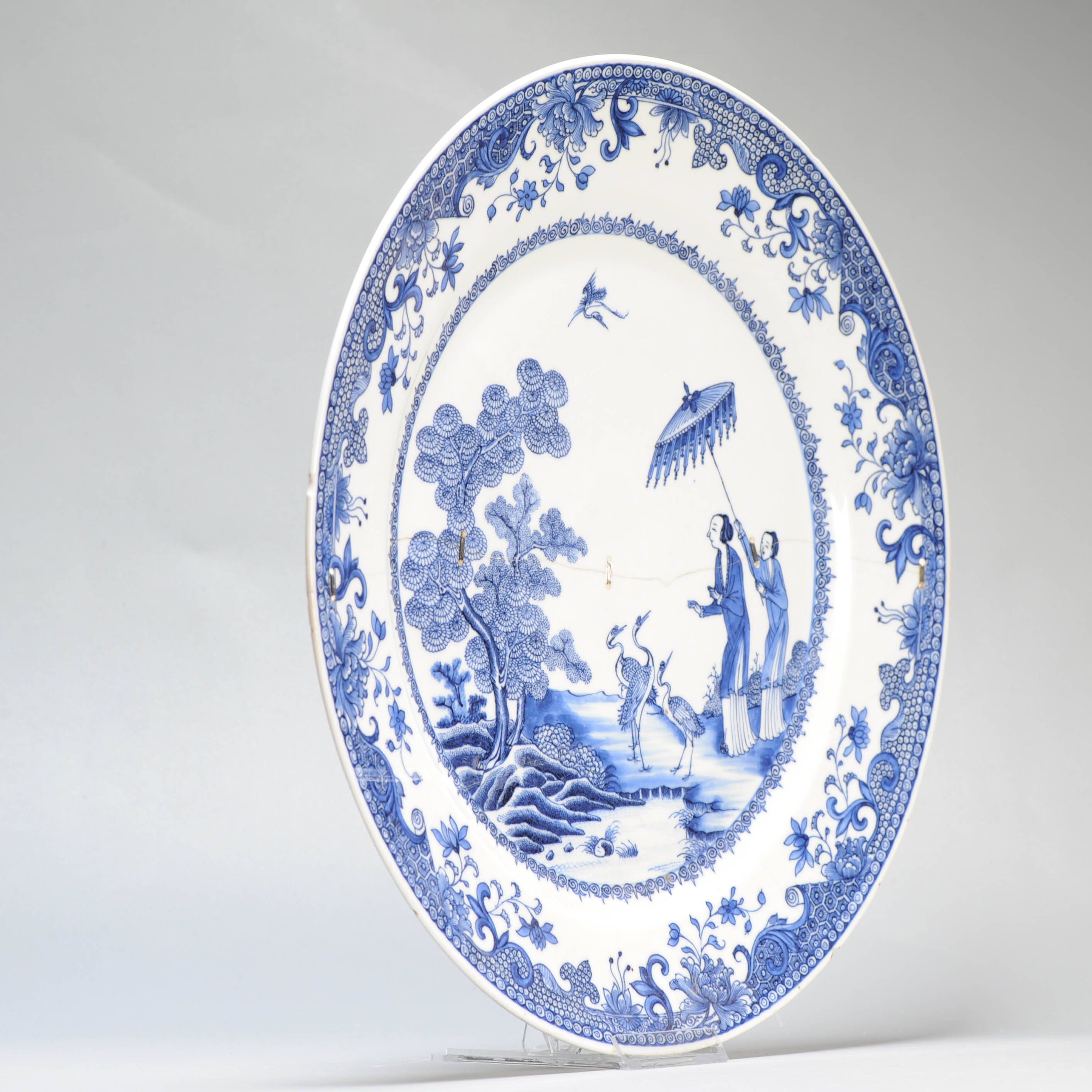 37.3CM Antique Chinese Porcelain plate after Cornelis Pronk: "Dames au parasol" 18th C. - Image 6