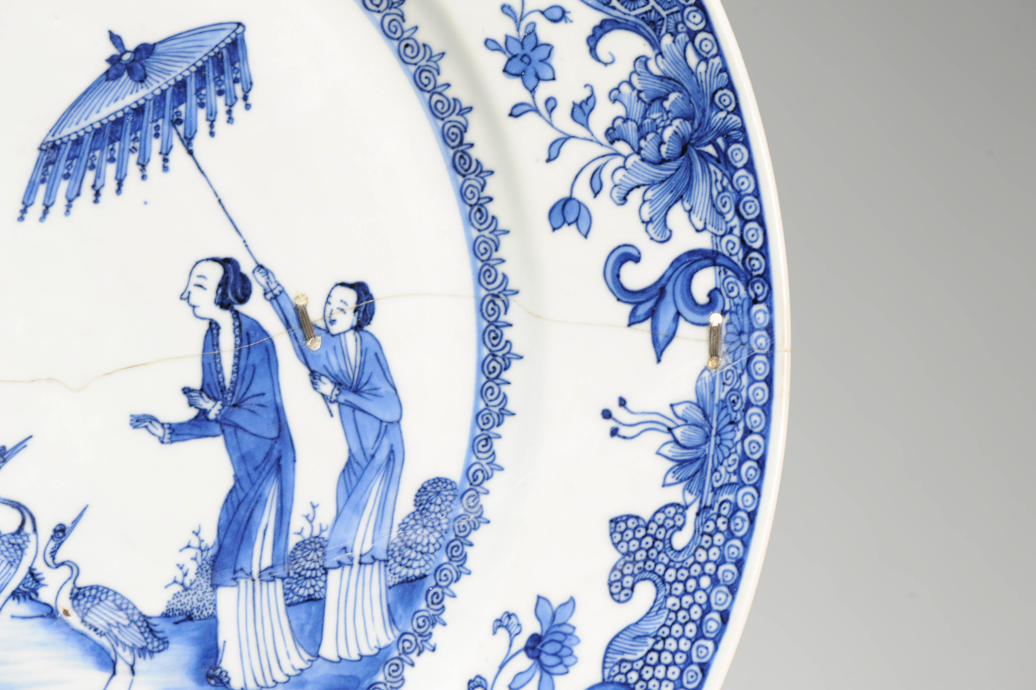 37.3CM Antique Chinese Porcelain plate after Cornelis Pronk: "Dames au parasol" 18th C. - Image 3