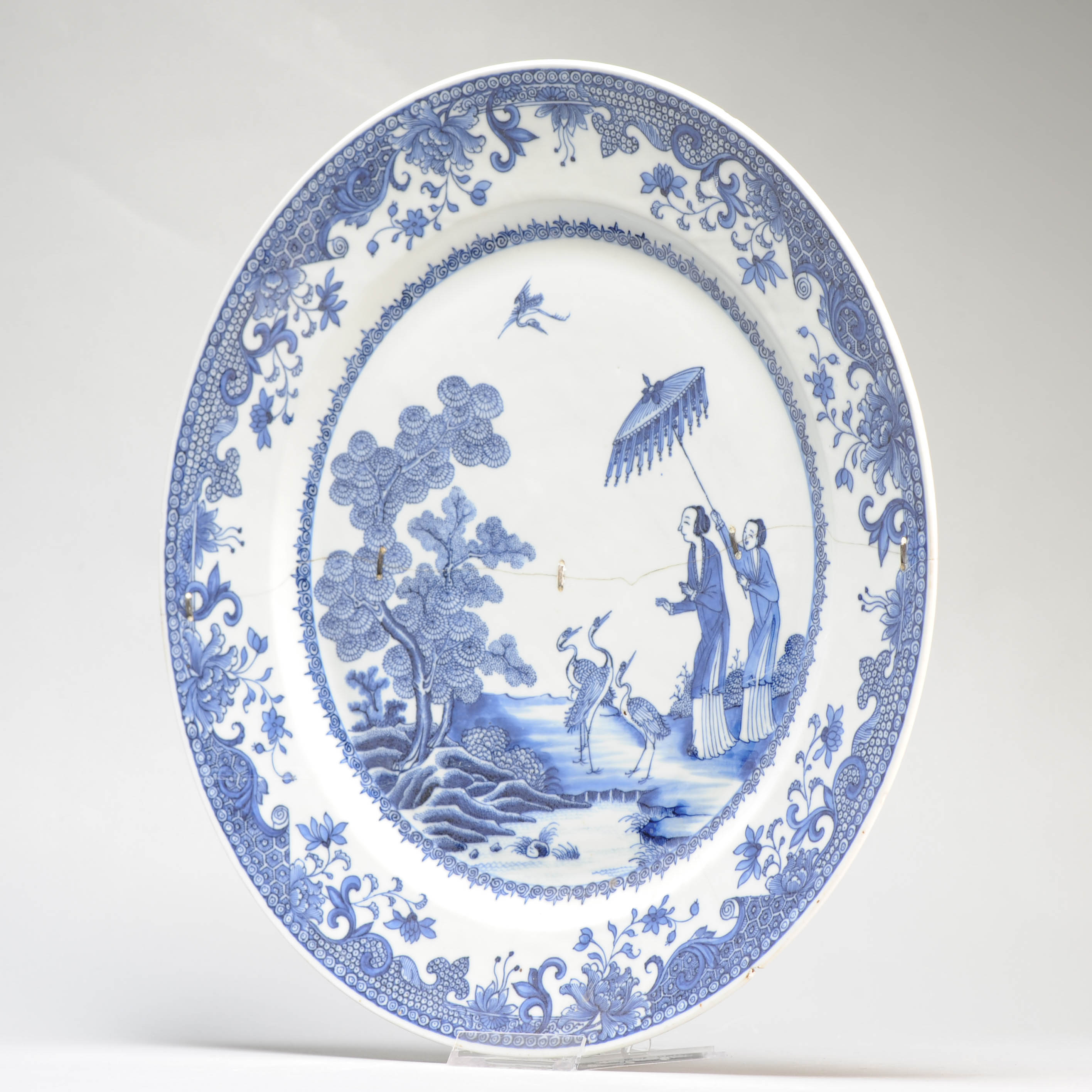 37.3CM Antique Chinese Porcelain plate after Cornelis Pronk: "Dames au parasol" 18th C. - Image 15