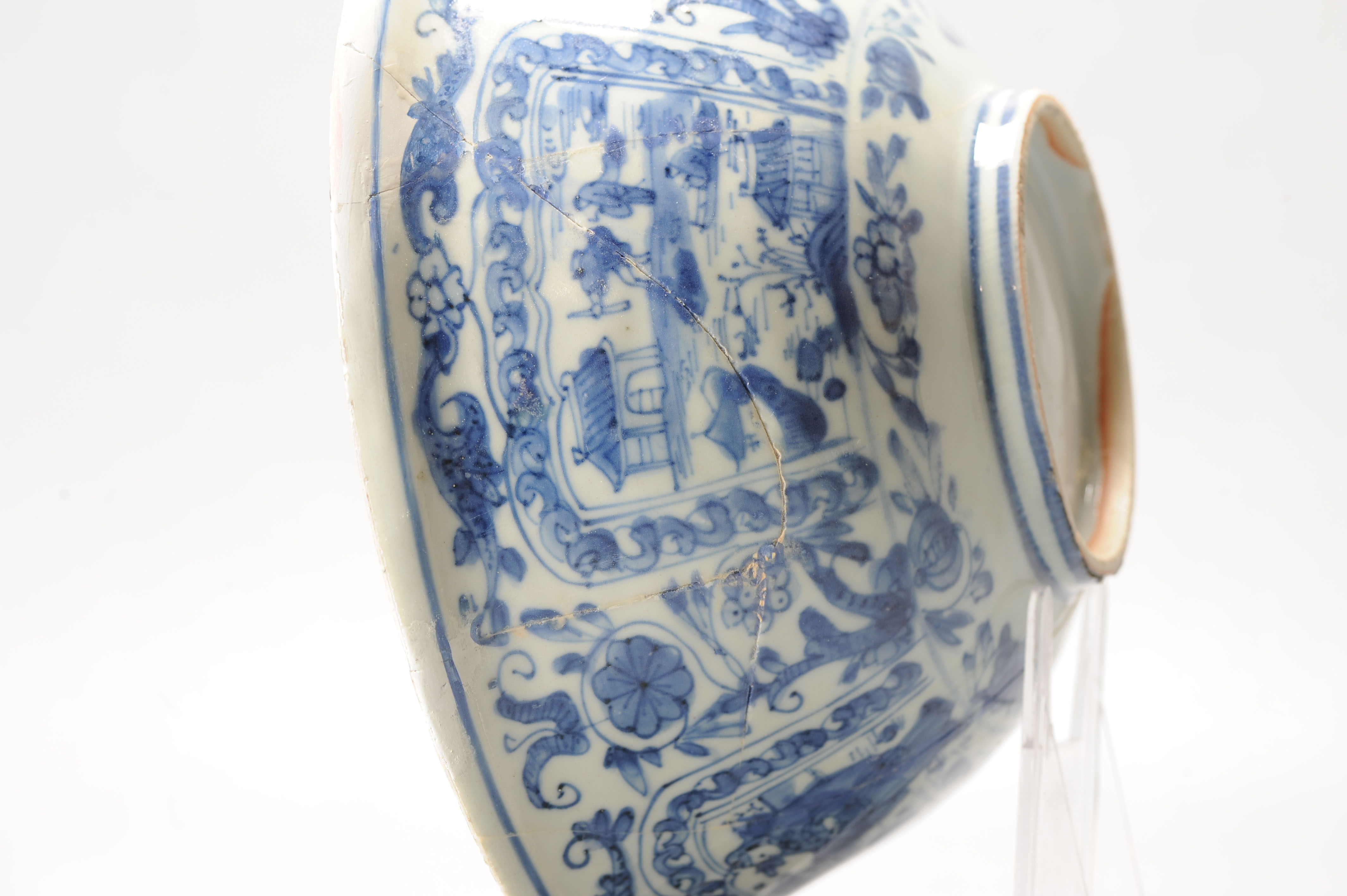 Antique Chongzhen Ming Chinese Porcelain Kraak Bowl with a Landscape Scene - Image 2