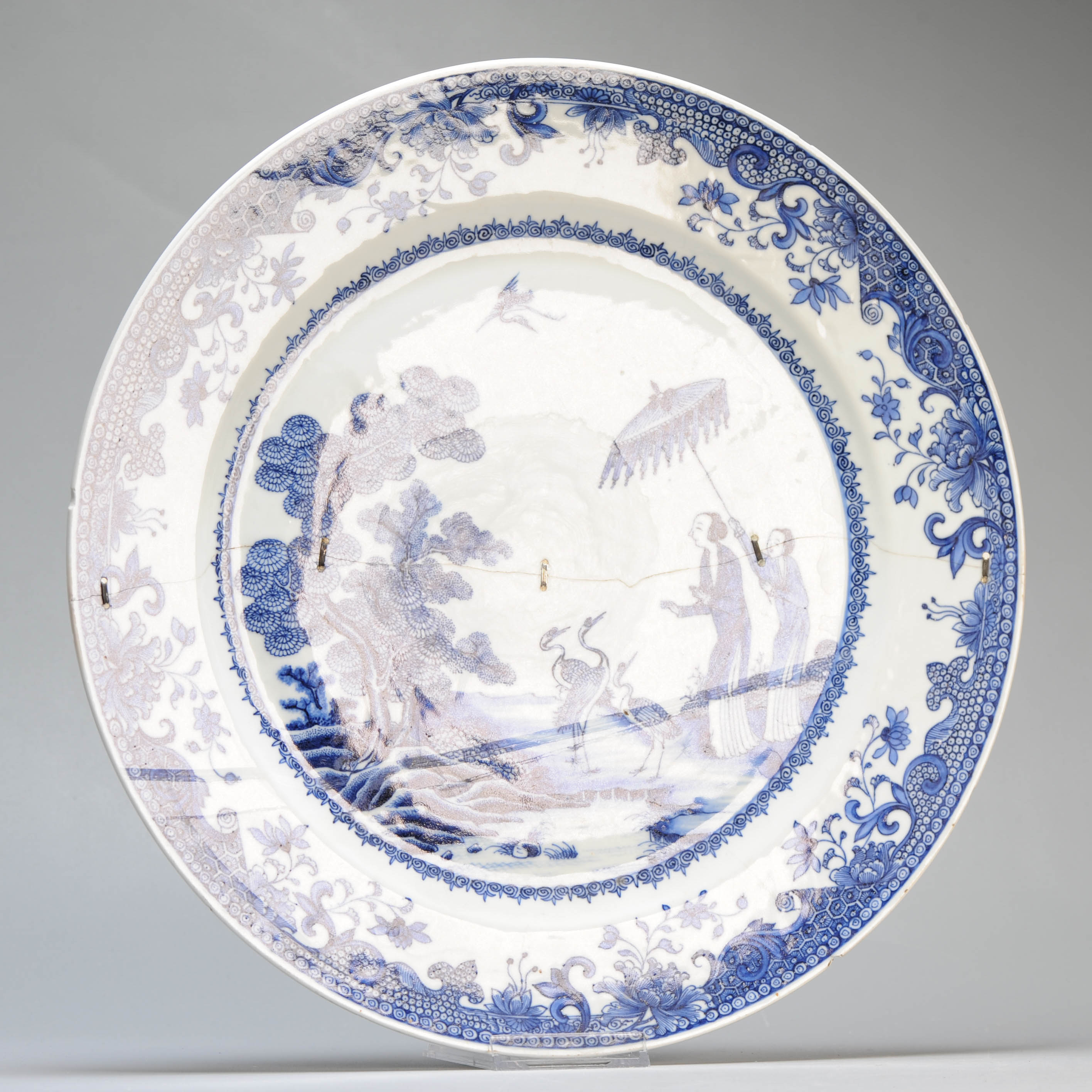37.3CM Antique Chinese Porcelain plate after Cornelis Pronk: "Dames au parasol" 18th C. - Image 5