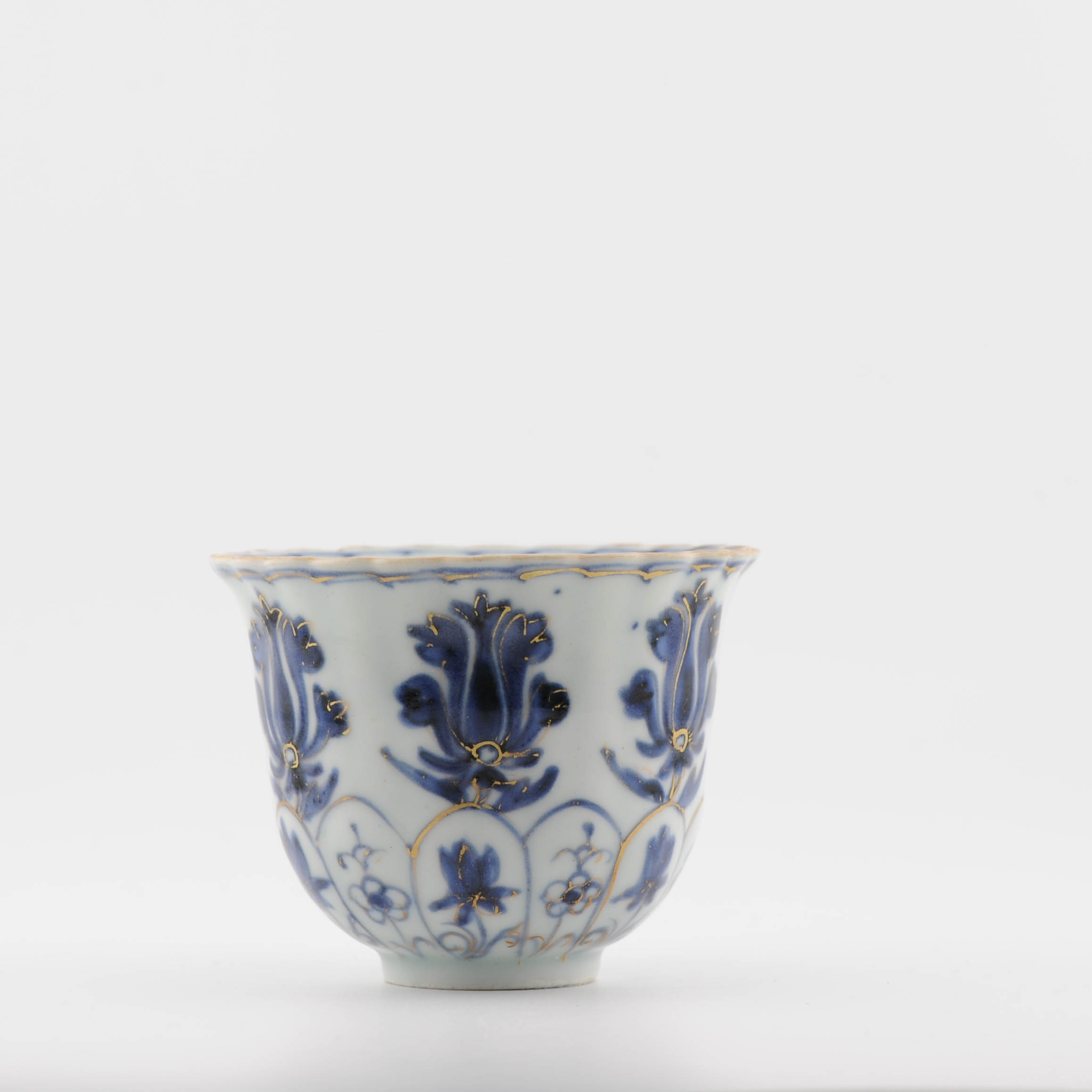 Antique 1680-1720 French Lily Chinese Porcelain Plate Kangxi Blue White Gold Cup - Image 4