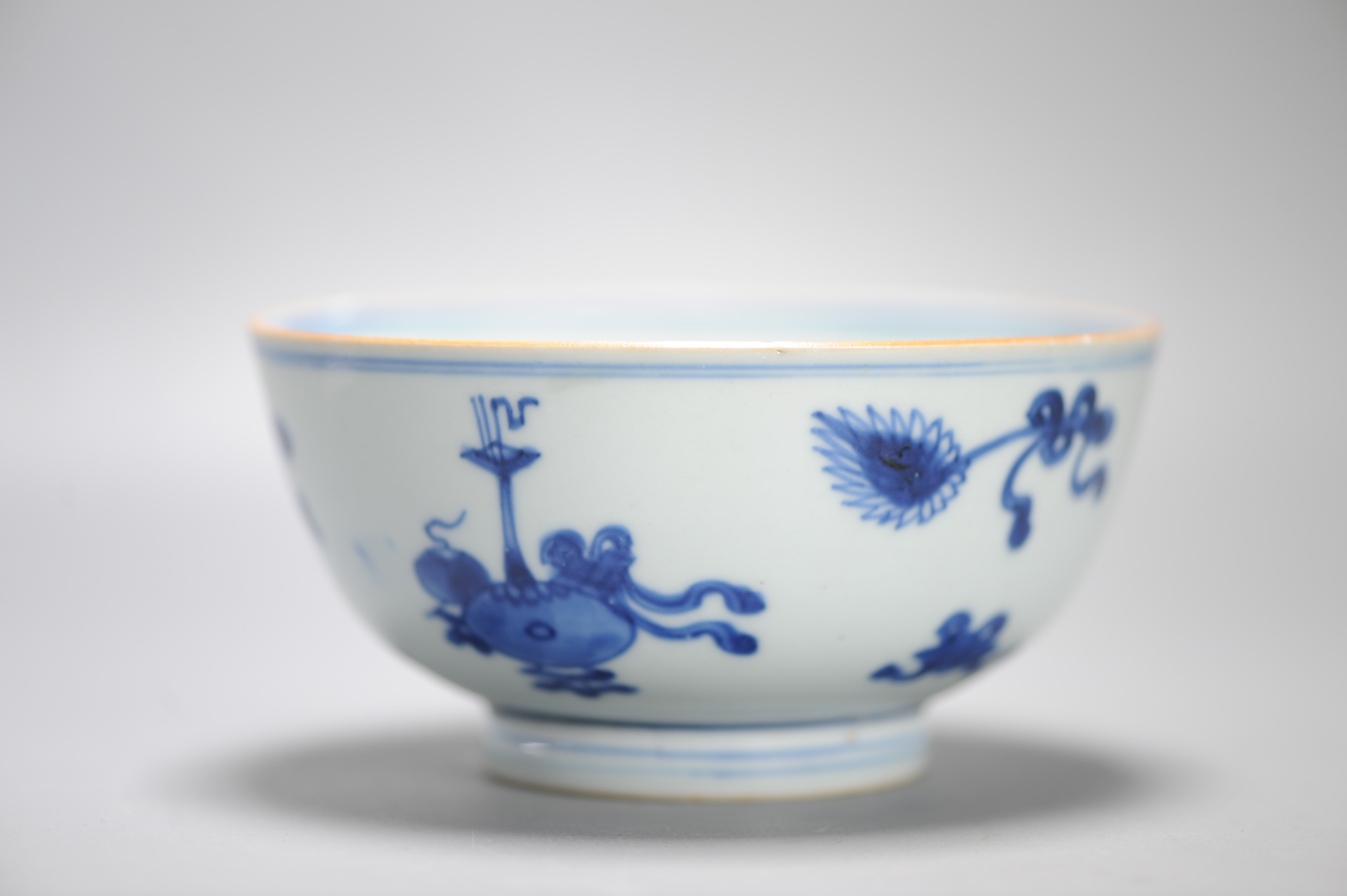 Kangxi period Chinese porcelain Bowl with Valuables Objects Double Fish Mark - Image 3