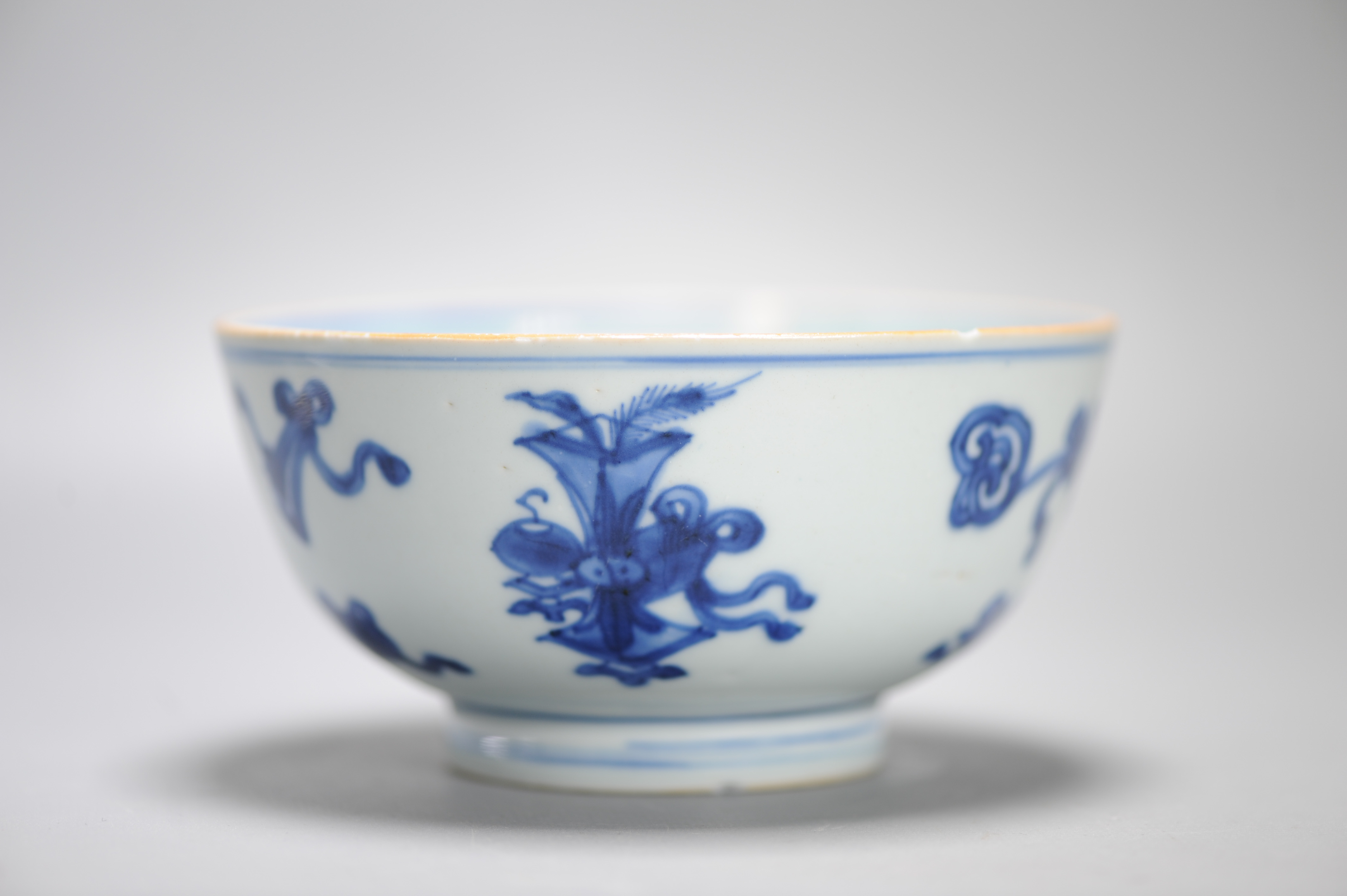Kangxi period Chinese porcelain Bowl with Valuables Objects Double Fish Mark - Image 9
