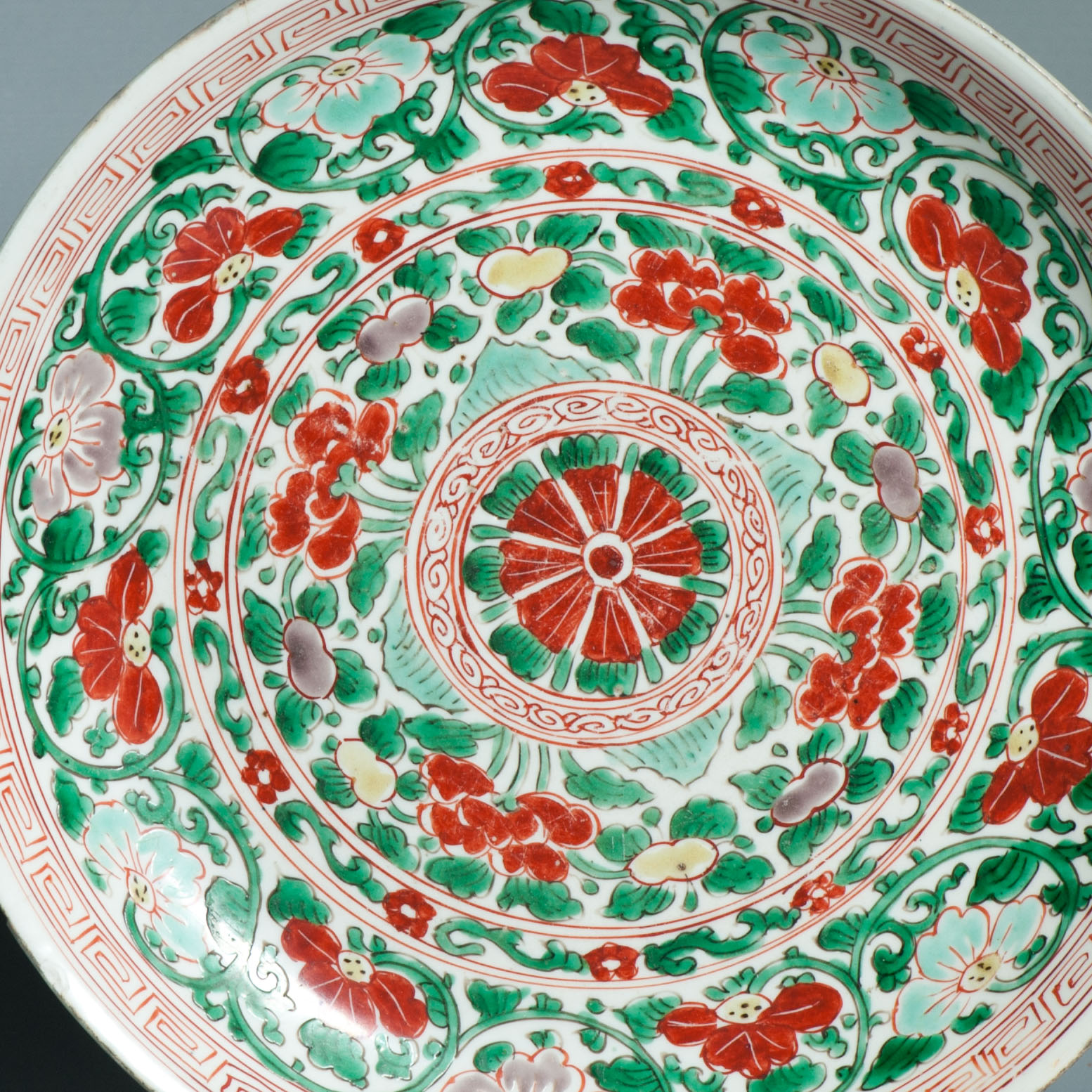 Antique Kangxi period Chinese Porcelain Wucai Famille verte Dish Flowers - Image 4