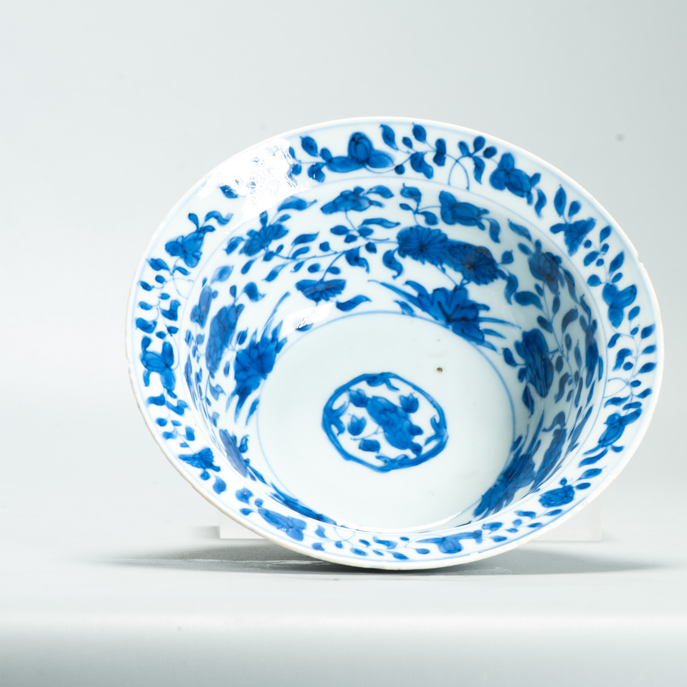 Antique Chinese Porcelain Kangxi period Figural Klapmuts Bowl Flower decoration - Image 2