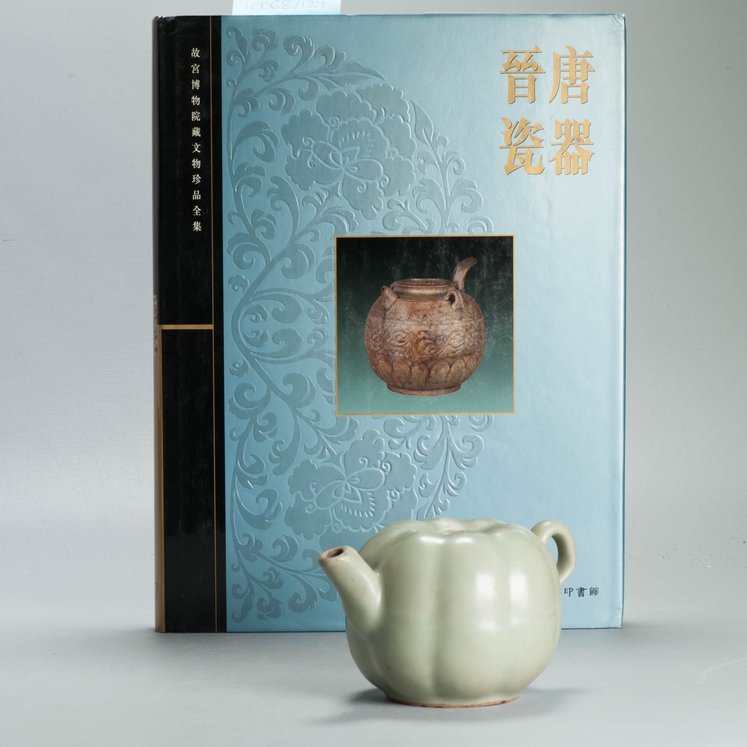 Rare Antique Chinese Southern Song or Yuan Longquan Celadon 'melon' ewer - Image 2