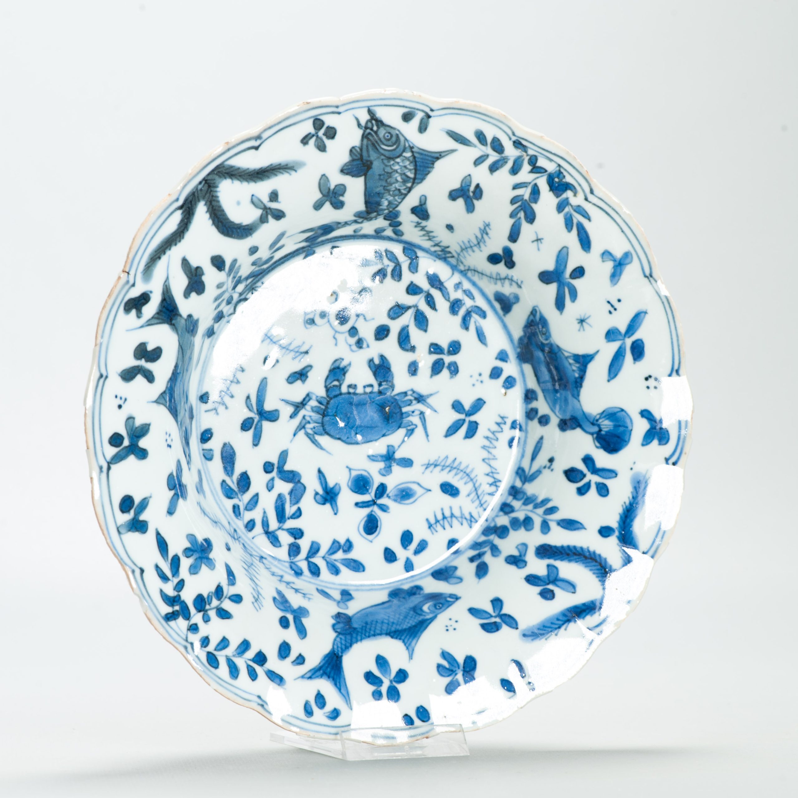 Antique Chinese Porcelain Ca 1700 Kangxi period Period Crab and Fish Dish - Image 4