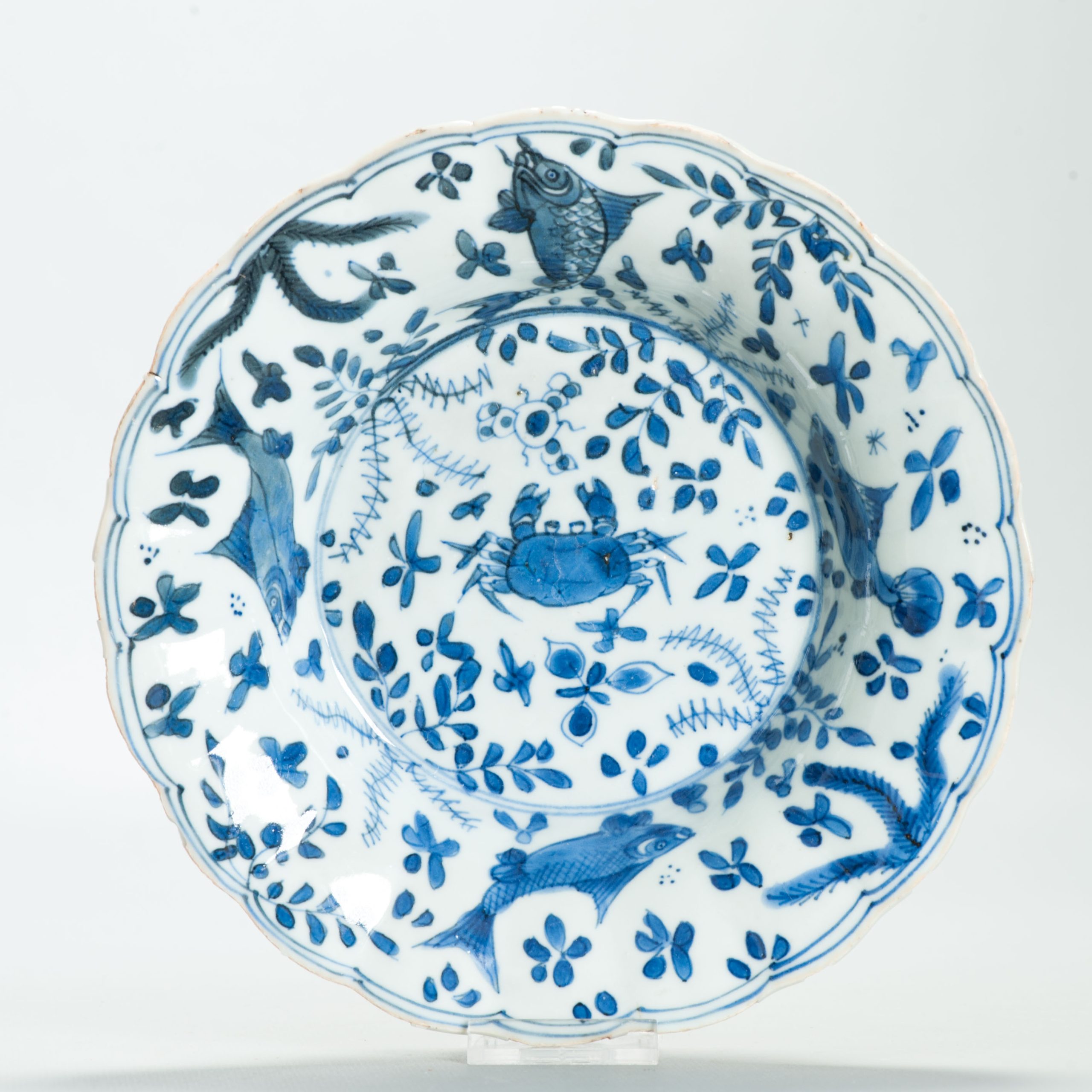 Antique Chinese Porcelain Ca 1700 Kangxi period Period Crab and Fish Dish - Image 3