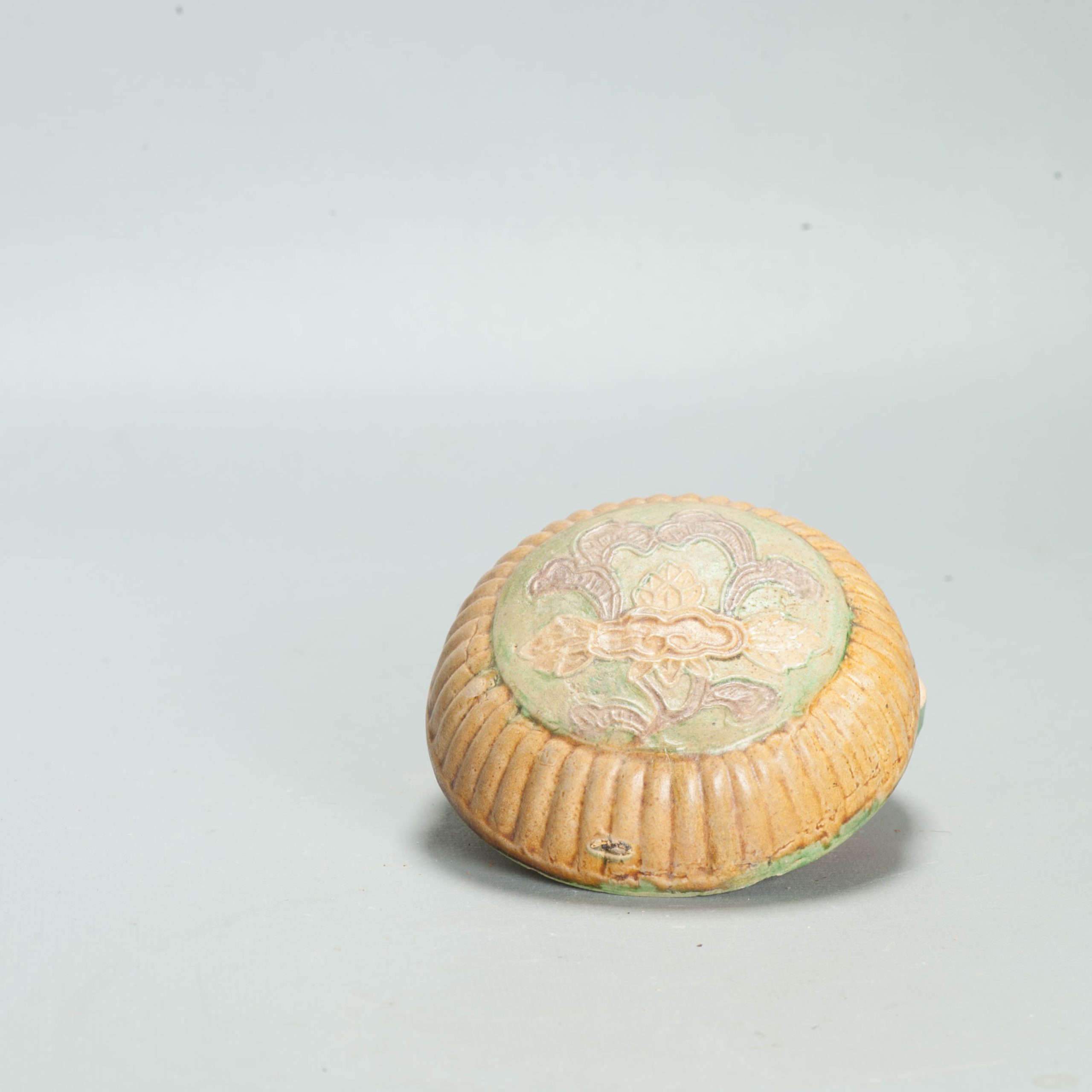 Antique Chinese 16C Sancai Biscuit Green and Yellow Box porcelain/earthenware - Image 2