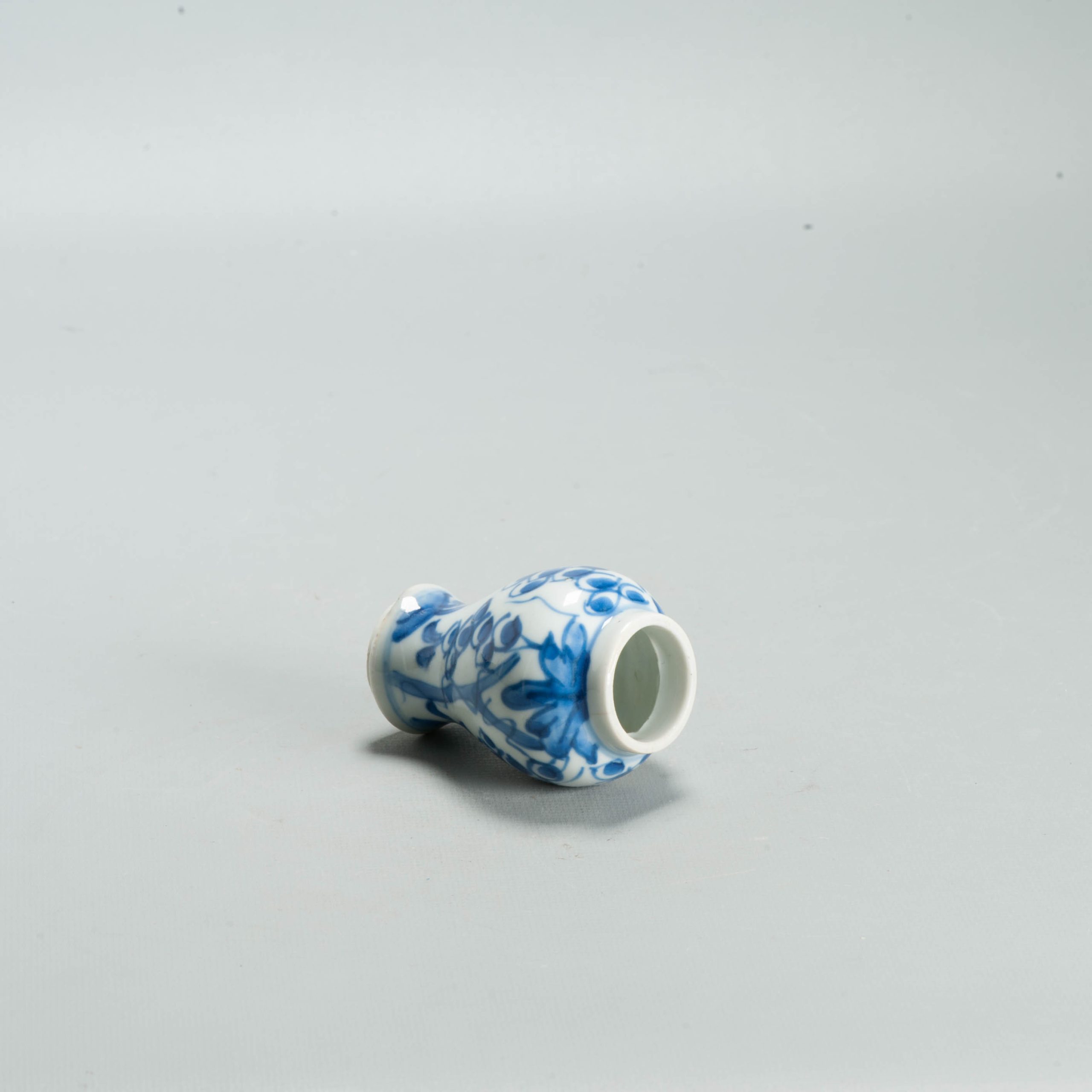 Antique Kangxi Chinese Blue & White Porcelain Miniature Vase Grapevines