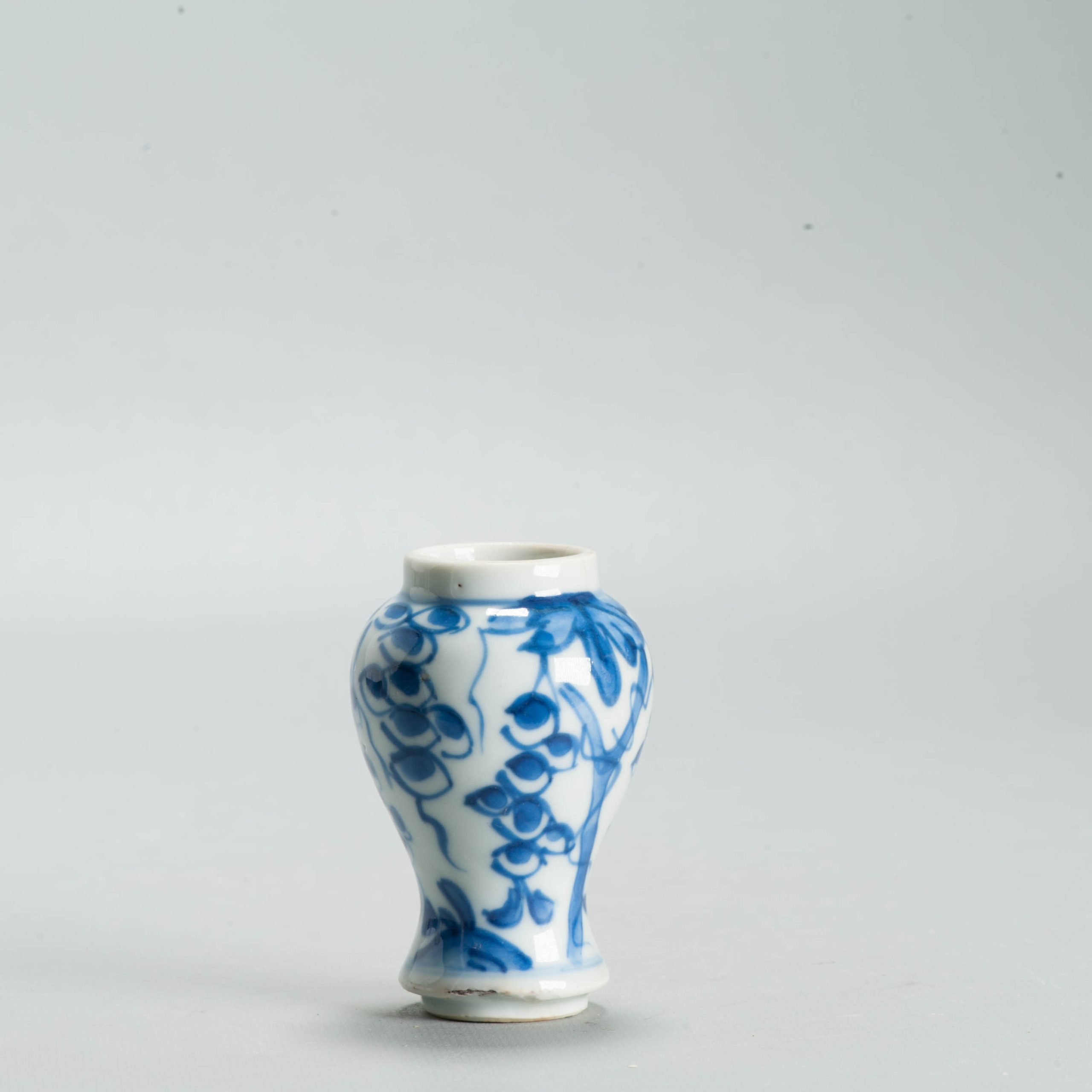 Antique Kangxi Chinese Blue & White Porcelain Miniature Vase Grapevines - Image 9