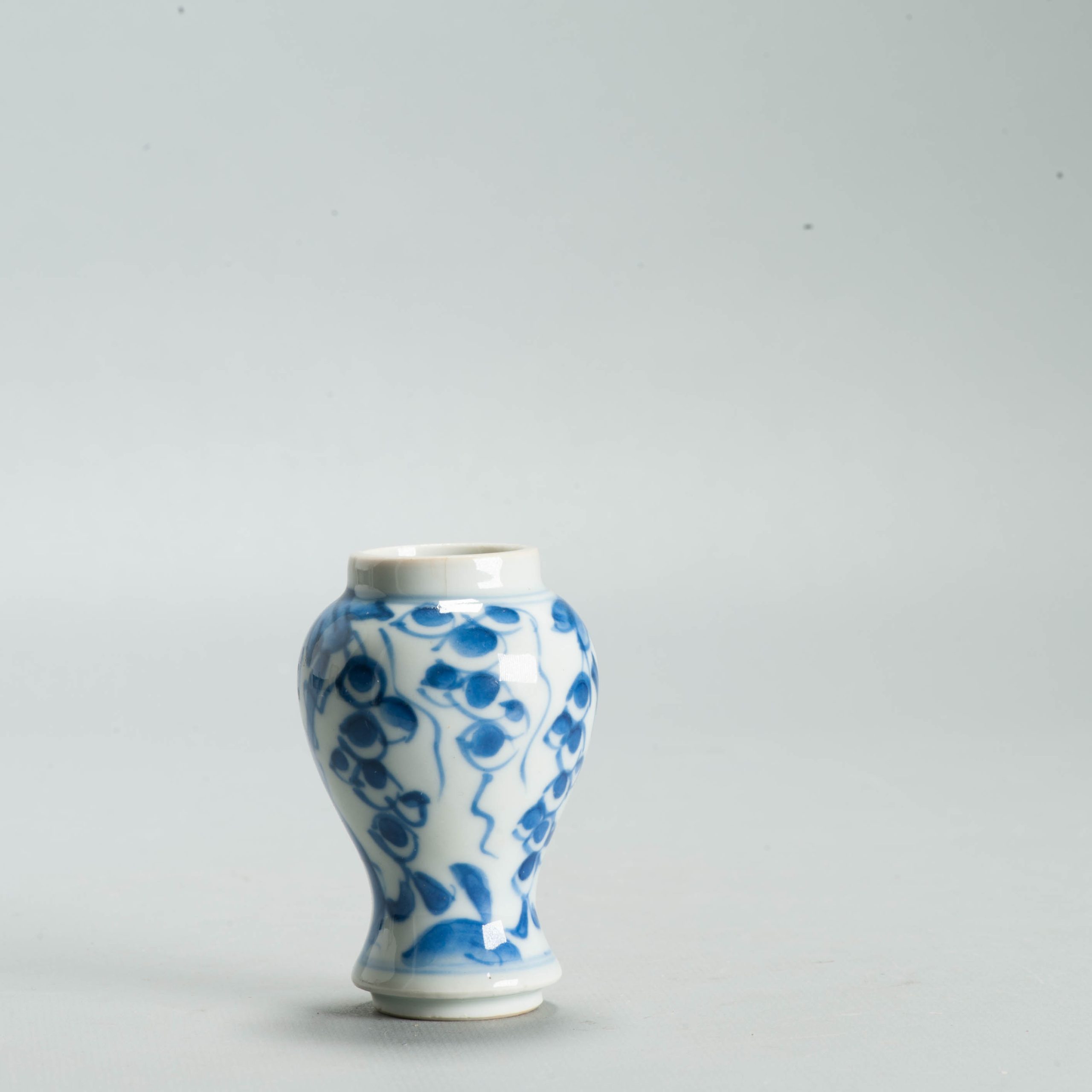 Antique Kangxi Chinese Blue & White Porcelain Miniature Vase Grapevines - Image 6