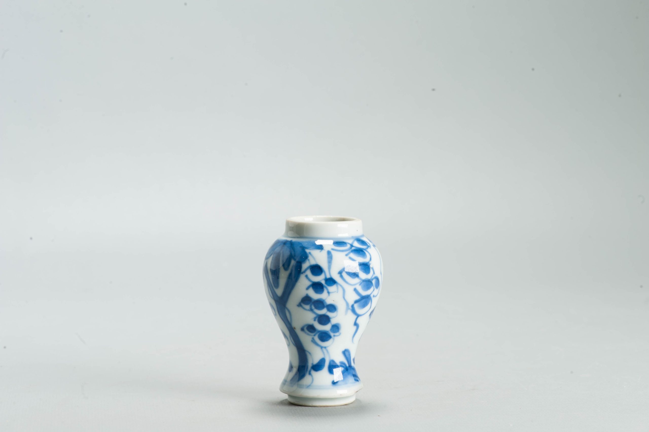 Antique Kangxi Chinese Blue & White Porcelain Miniature Vase Grapevines - Image 11