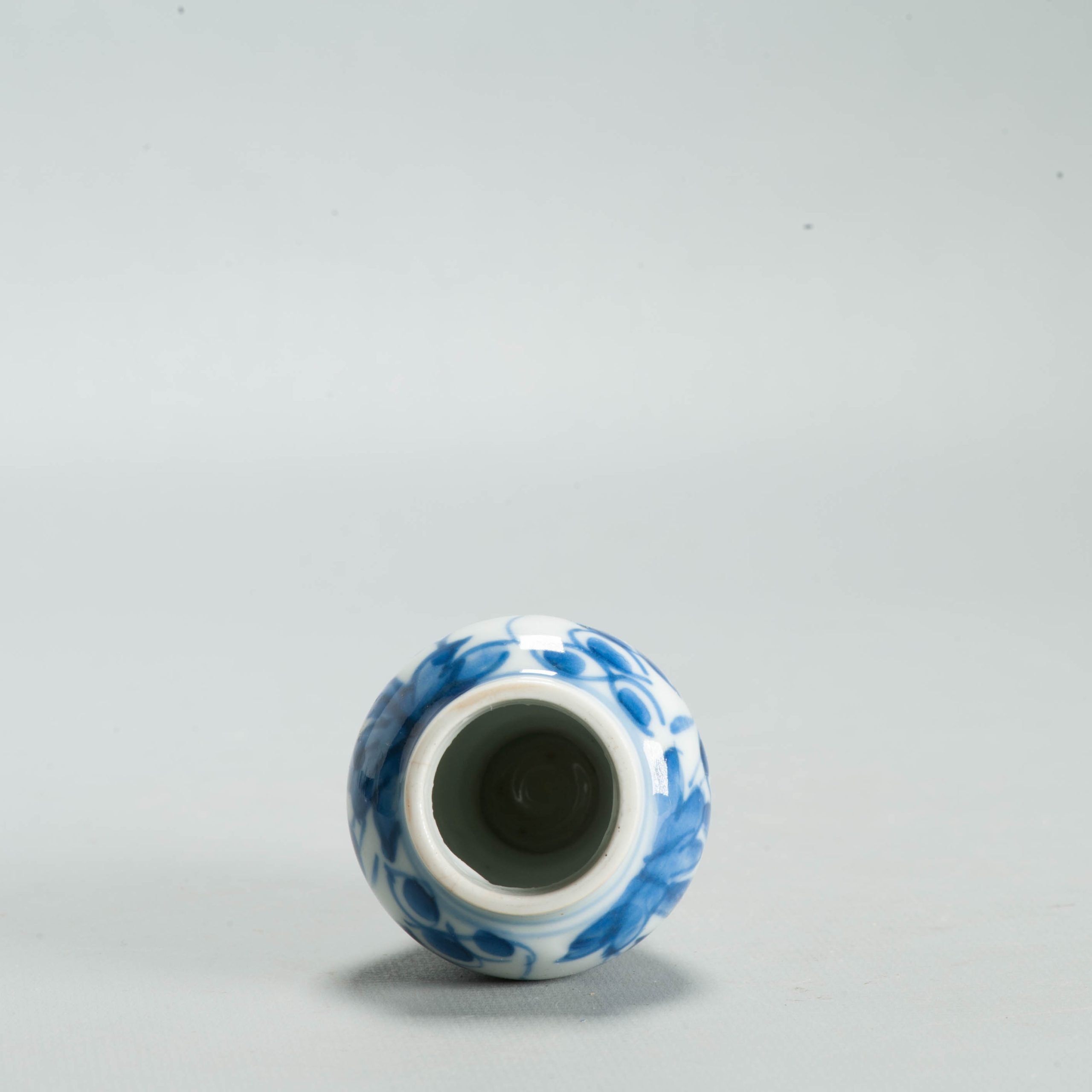 Antique Kangxi Chinese Blue & White Porcelain Miniature Vase Grapevines - Image 4