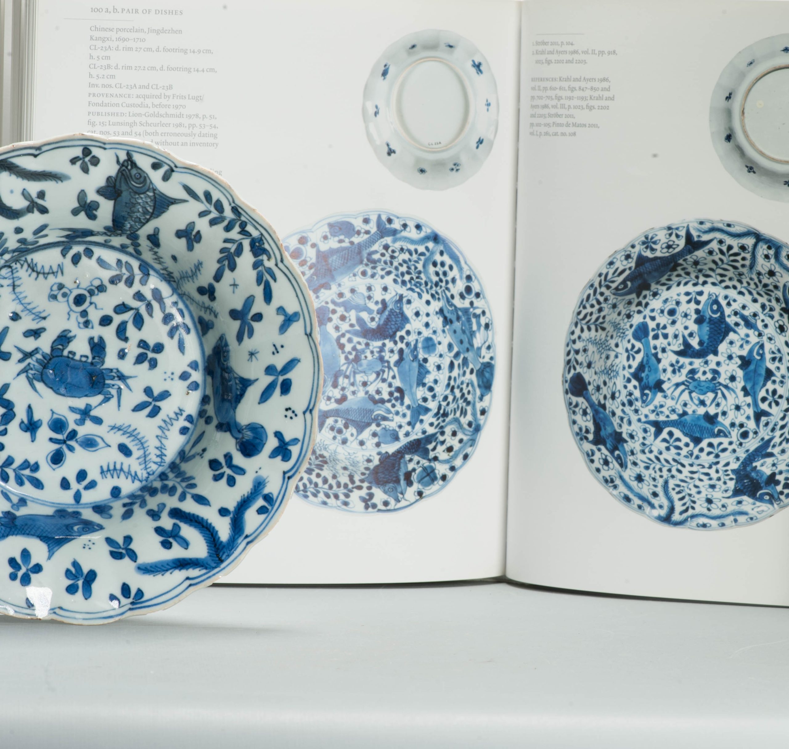 Antique Chinese Porcelain Ca 1700 Kangxi period Period Crab and Fish Dish - Image 9