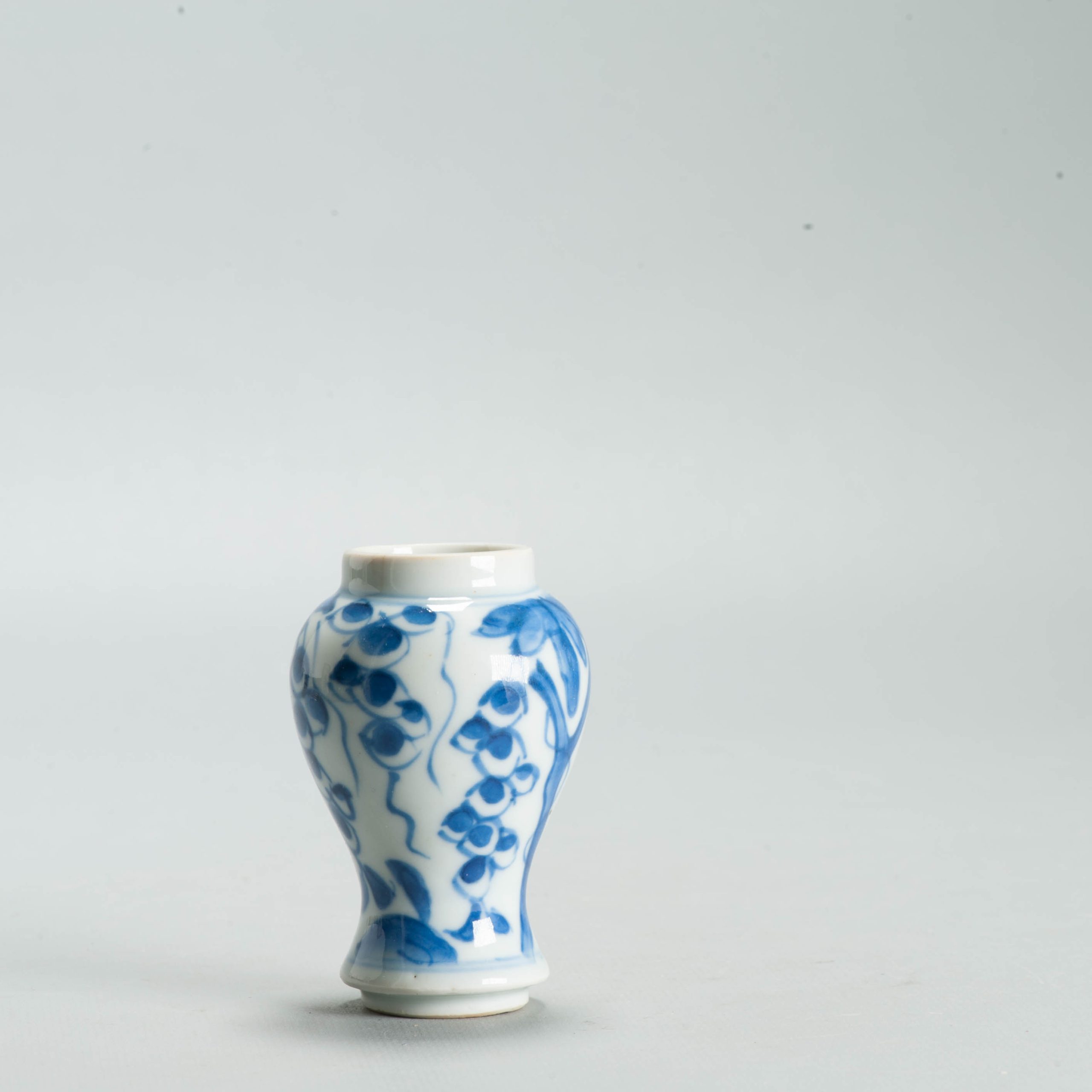 Antique Kangxi Chinese Blue & White Porcelain Miniature Vase Grapevines - Image 5