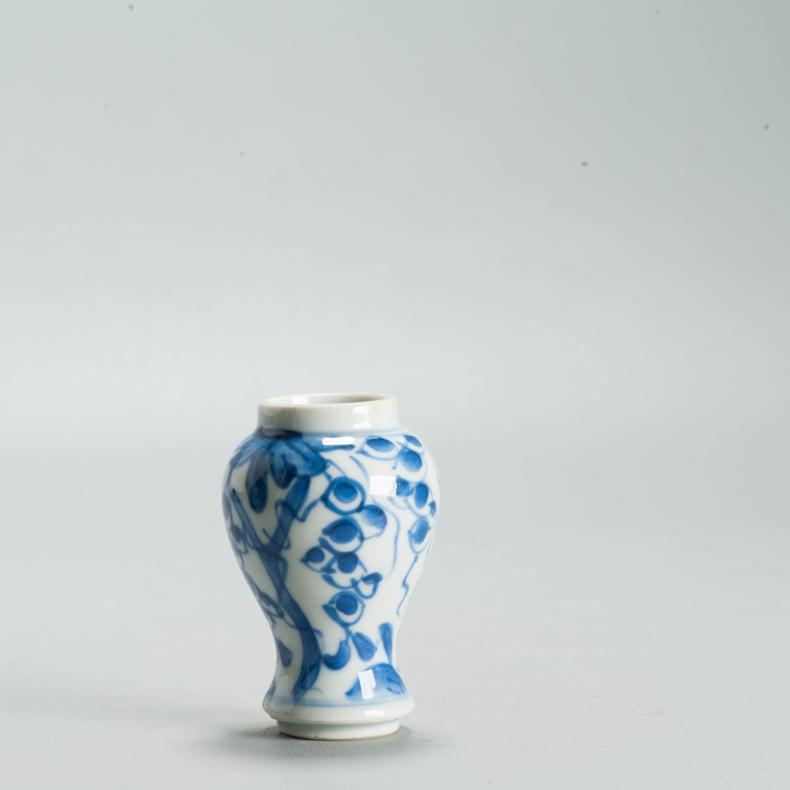 Antique Kangxi Chinese Blue & White Porcelain Miniature Vase Grapevines - Image 7