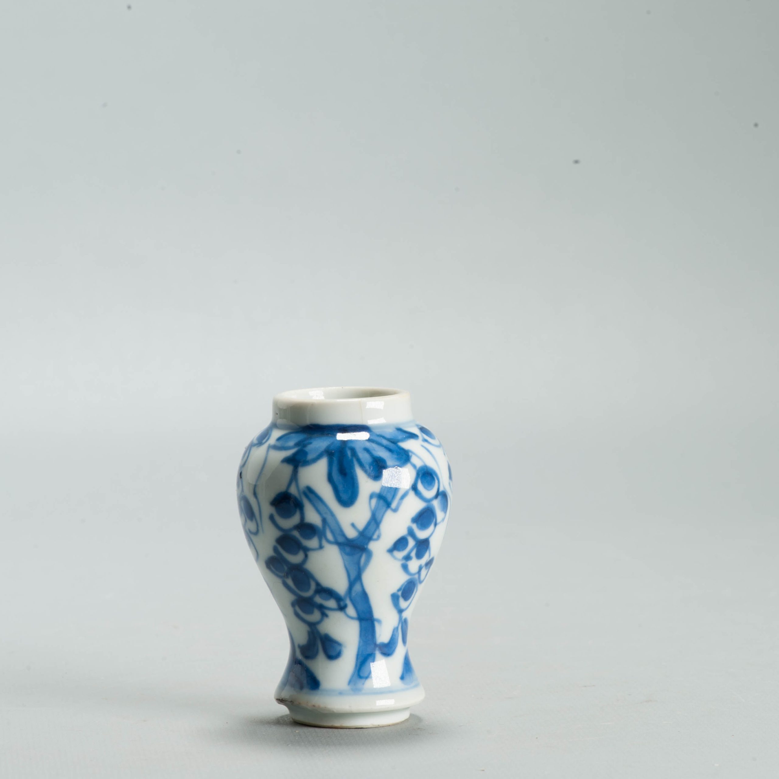 Antique Kangxi Chinese Blue & White Porcelain Miniature Vase Grapevines - Image 8