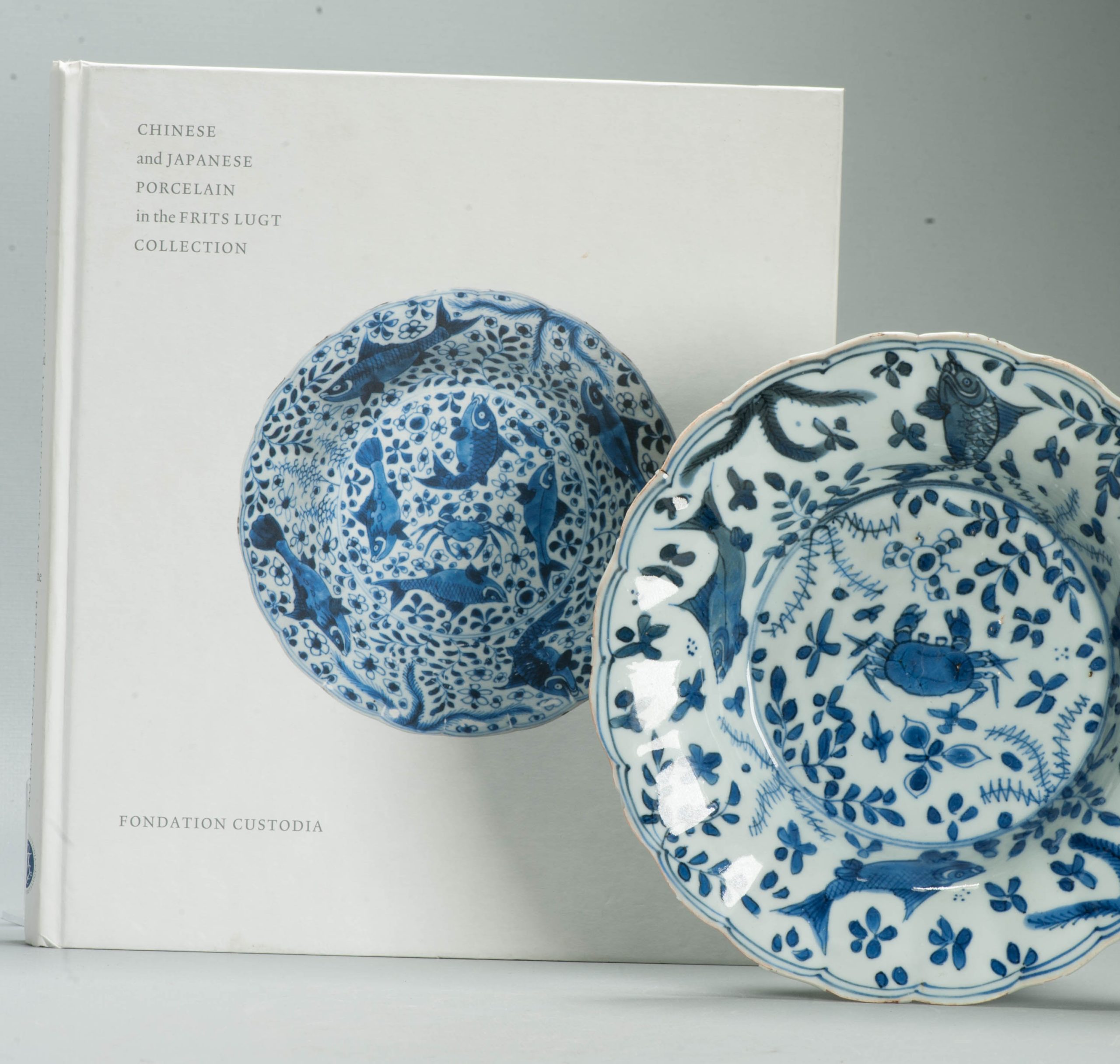 Antique Chinese Porcelain Ca 1700 Kangxi period Period Crab and Fish Dish - Image 2