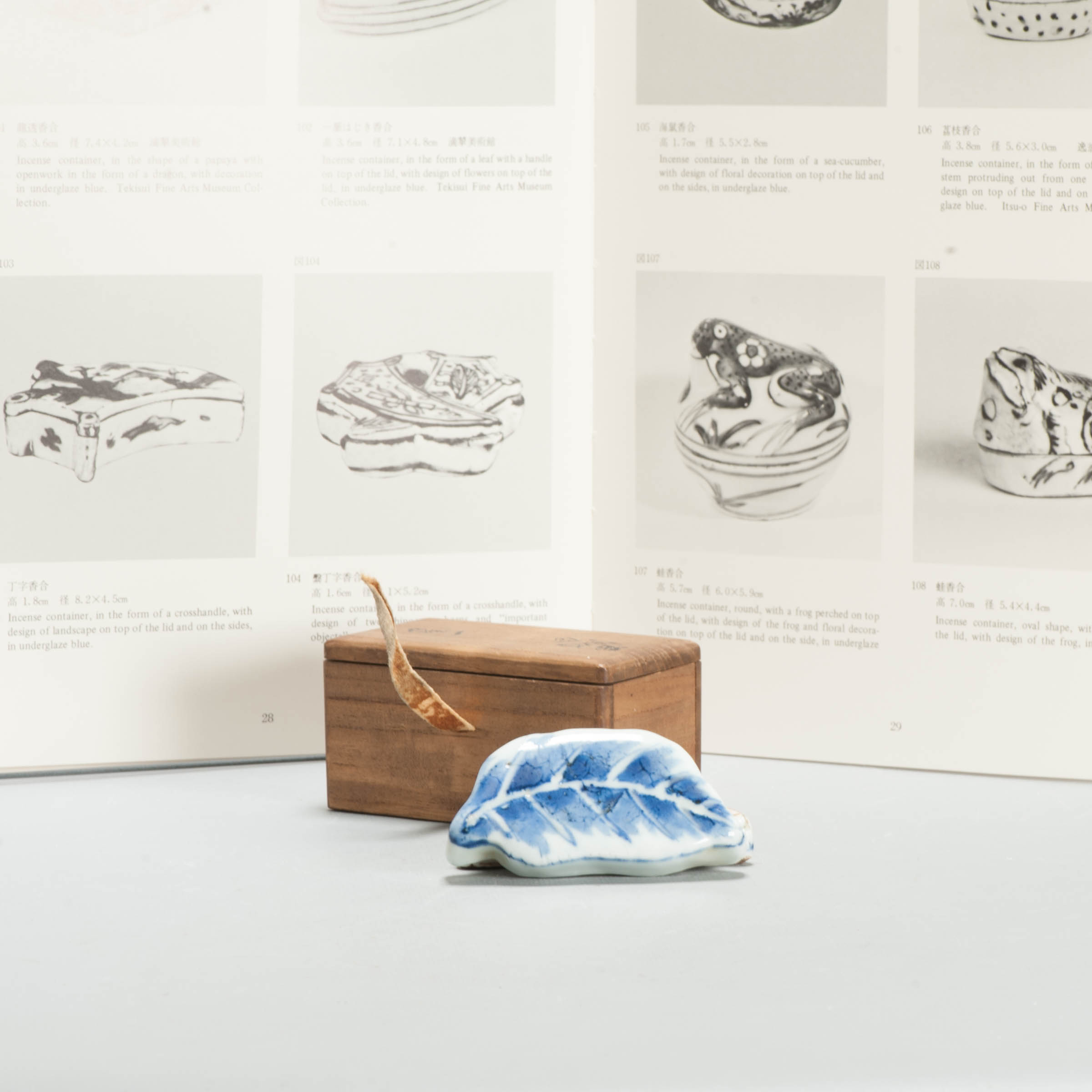 Rare 17th C Chinese Porcelain Ming Period Leaf Shaped Incense Container