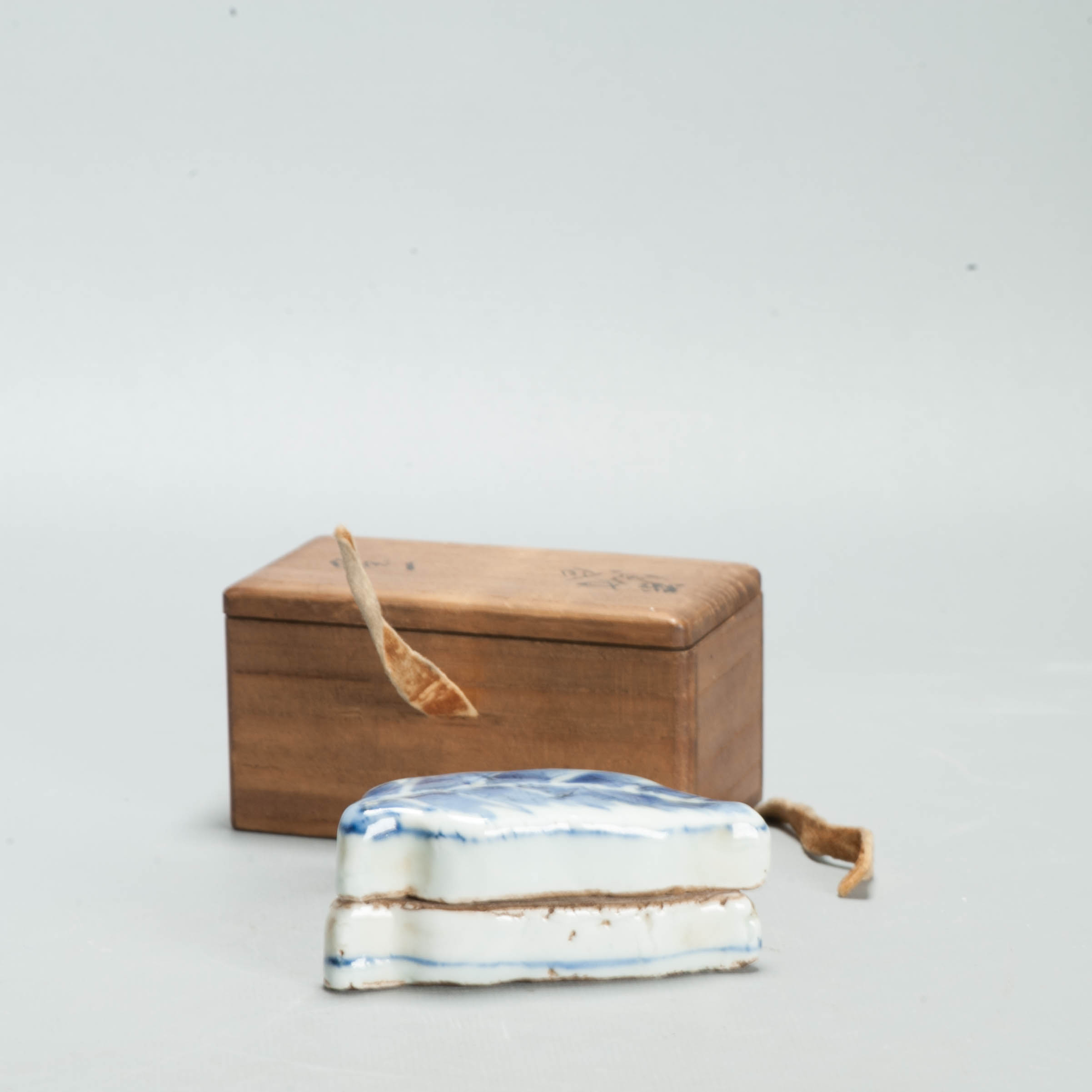 Rare 17th C Chinese Porcelain Ming Period Leaf Shaped Incense Container - 图片 9