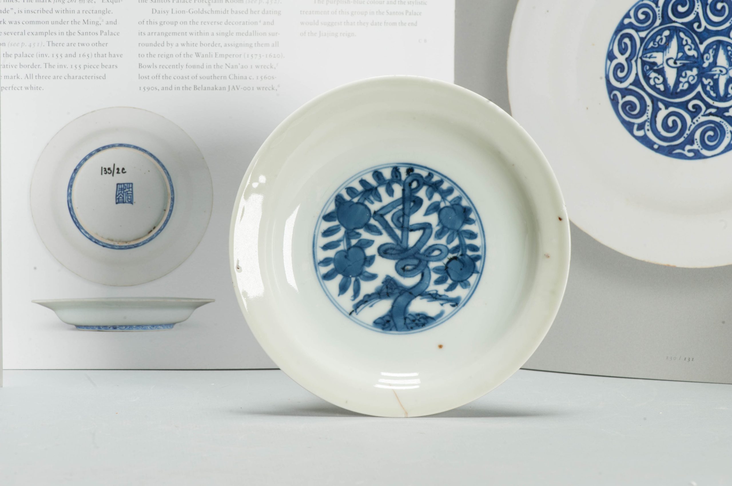 Antique Ming Chinese 16th C Jiajing Period with floral Plate Shou Character - 图片 2