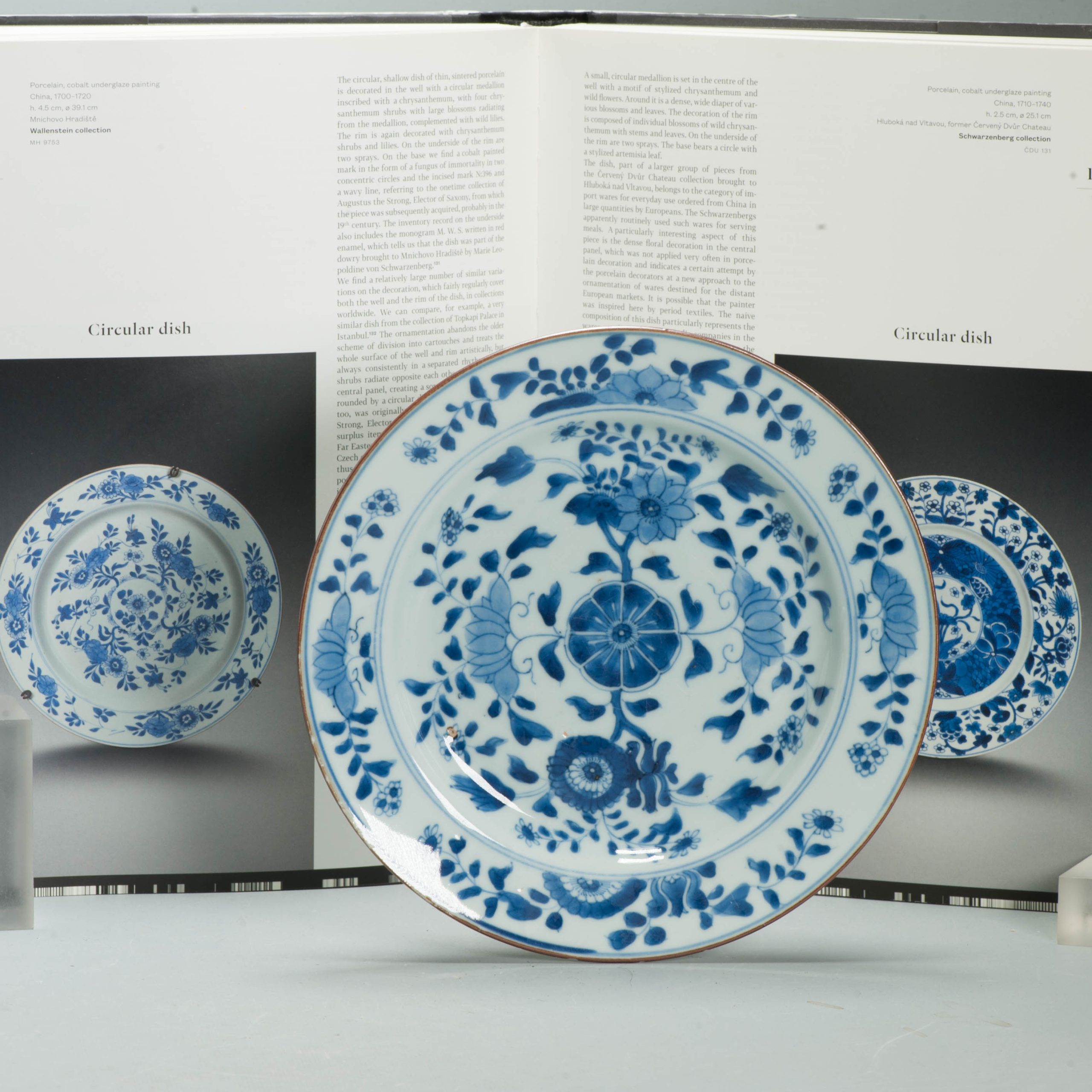 Antique ca 1700 Kangxi Blue and White Floral dish Chinese Porcelain Marked Base