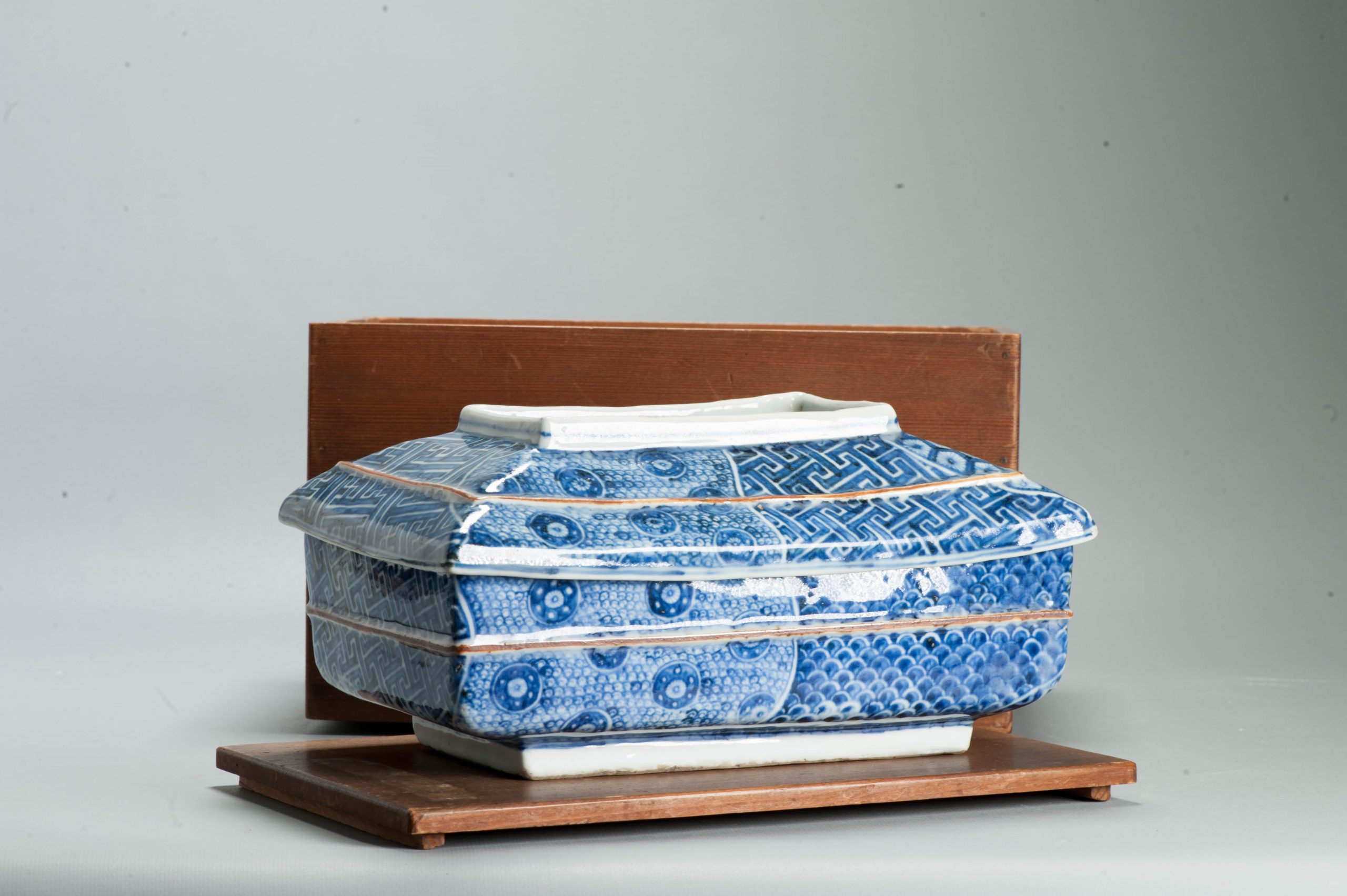 Antique Edo Japanese Arita Blue White Shonzui Lidded Box Covered