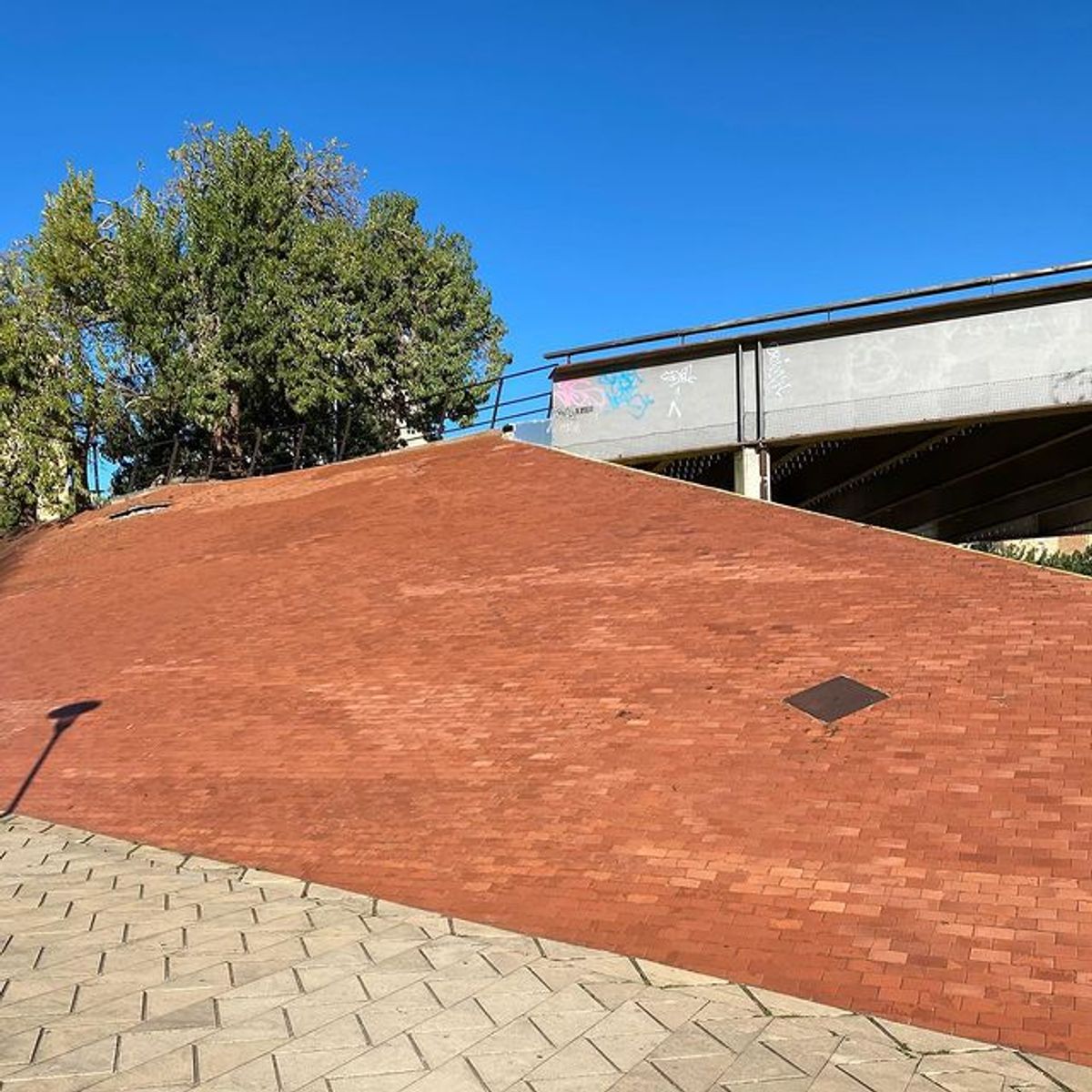 Image for skate spot Parque Central de Nou Barris Rail To Bank