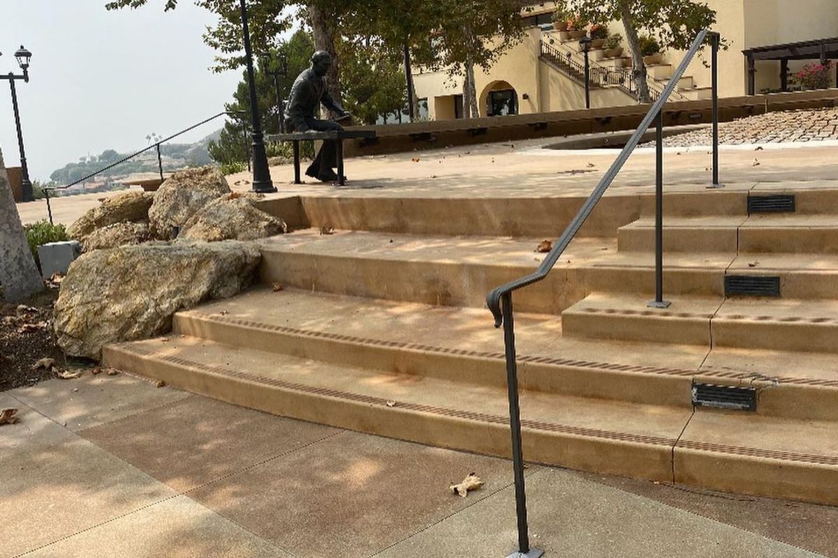 Image for skate spot Pepperdine University Joslyn Plaza - Benches / Stairs