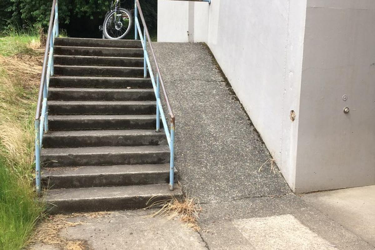 Image for skate spot Riverside Elementary 12 Stair Rail