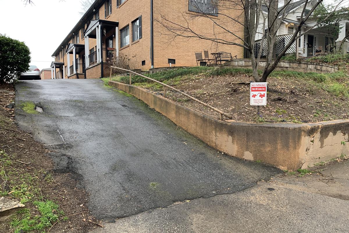 Image for skate spot St Charles Ave Driveway Rail