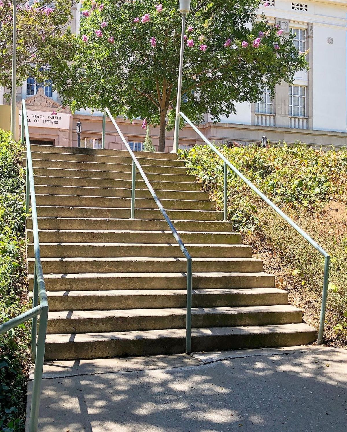 Image for skate spot University of Redlands - 16 Stair Rail