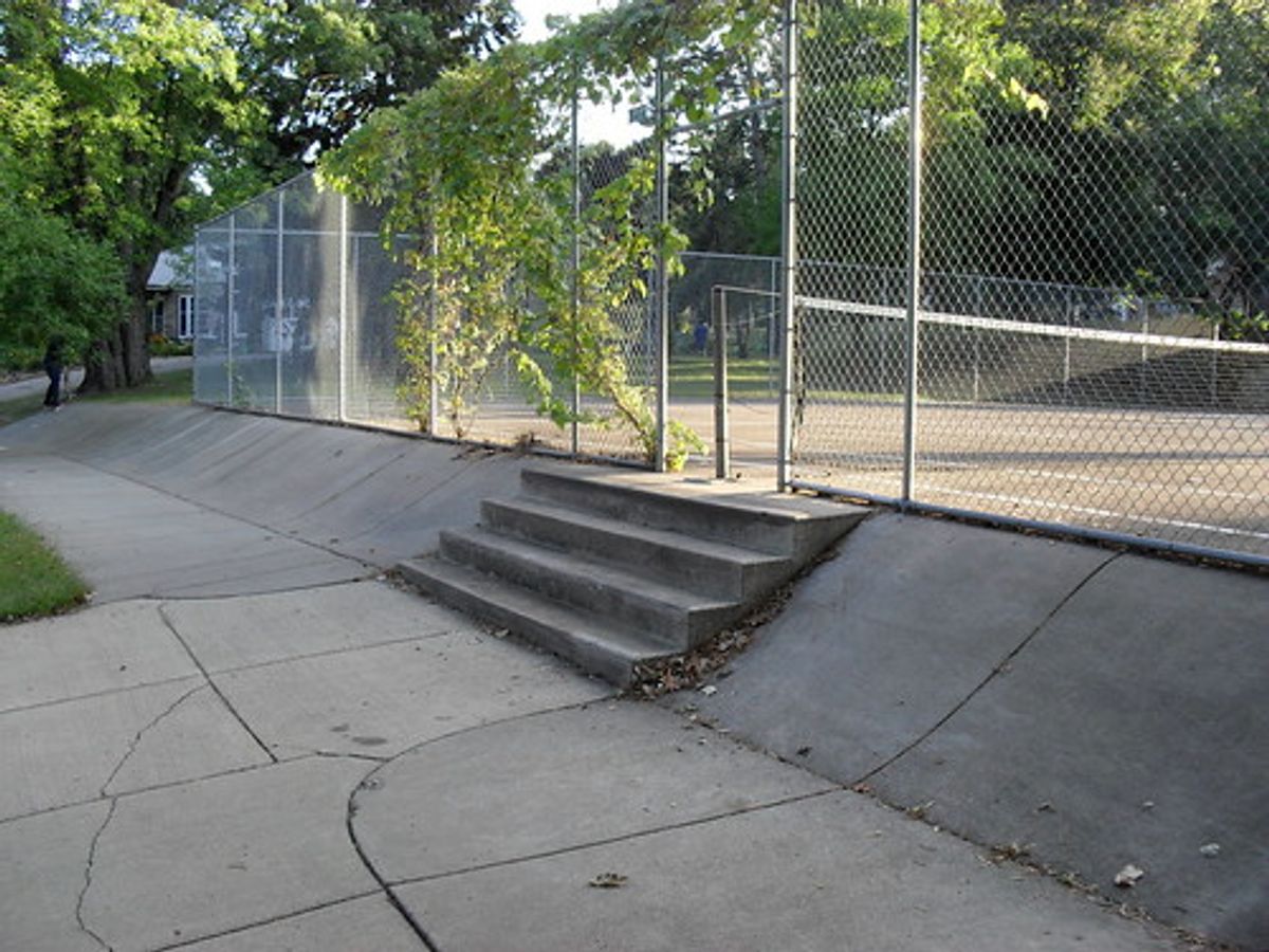 Image for skate spot Summit Ave - 4 Stair Bank To Ledge