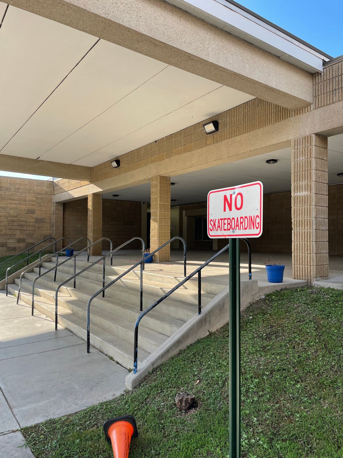 Image for skate spot Soddy Daisy Elementary School 6 Stair Rail 