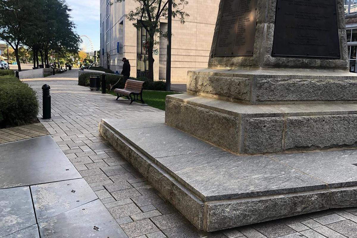 Image for skate spot Place d'Youville Monument Ledge