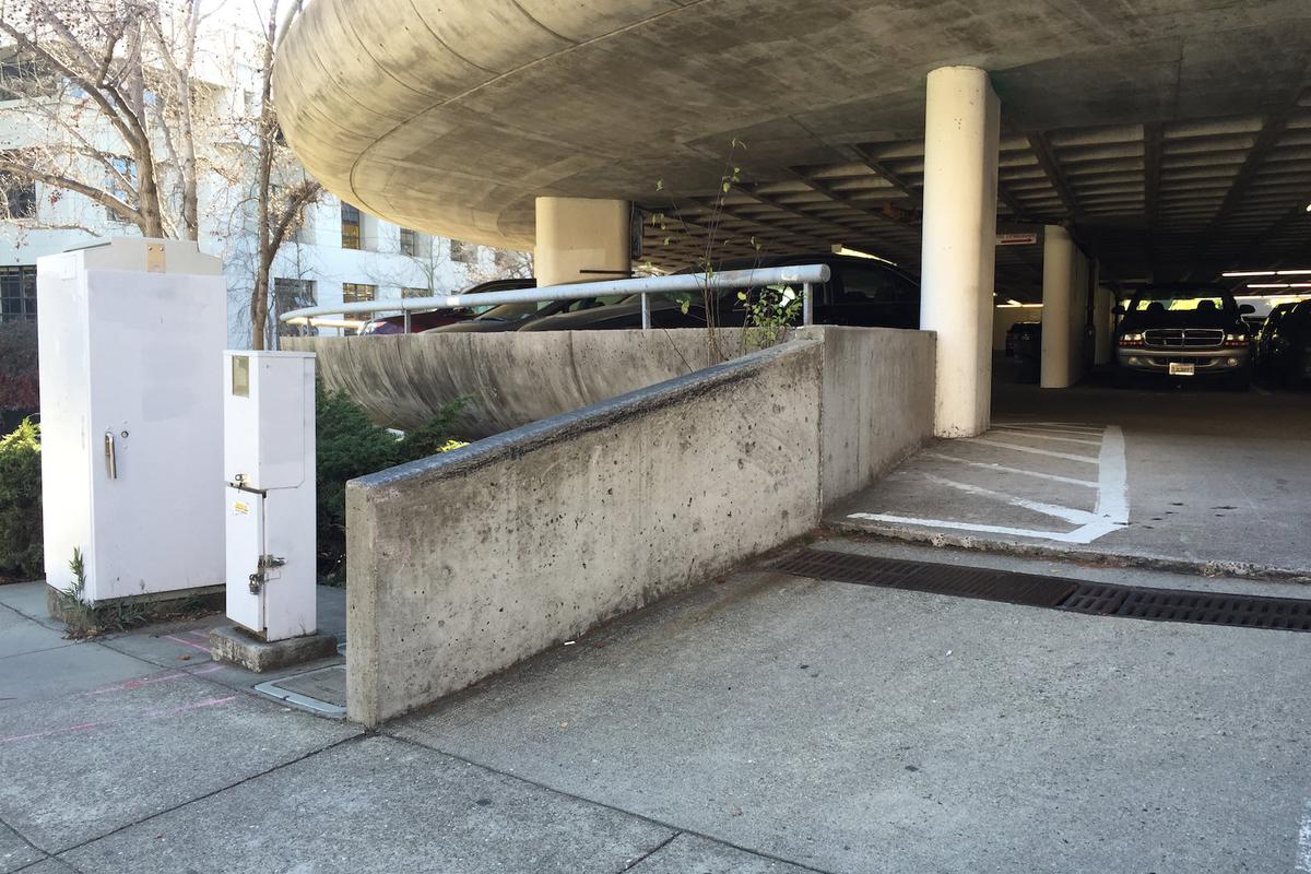 Image for skate spot Parking Lot Hubba