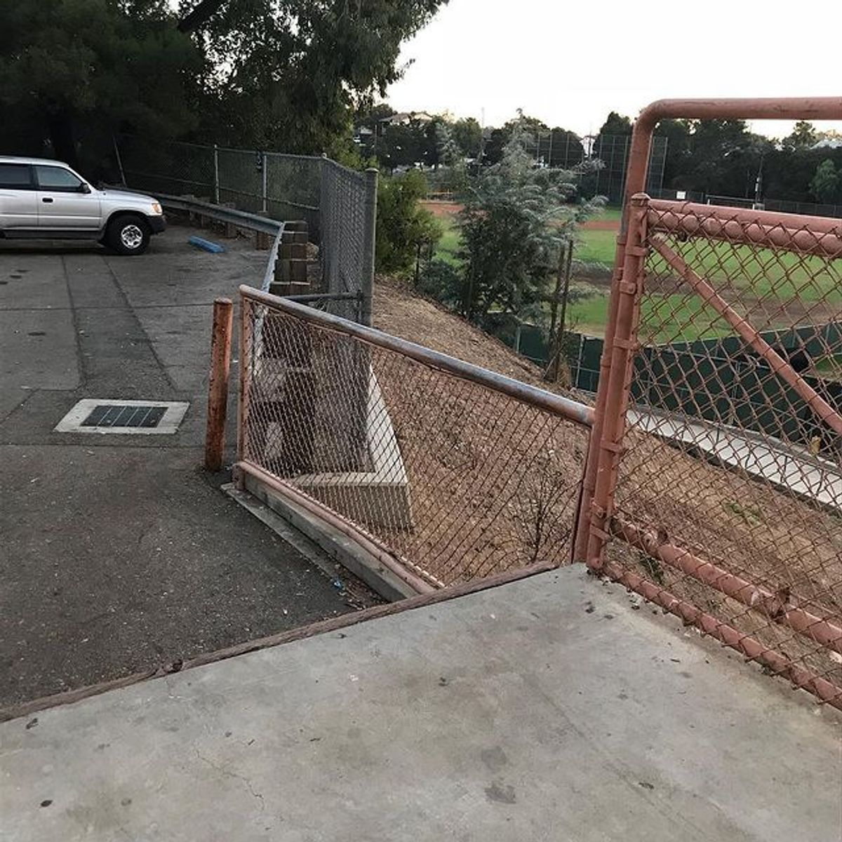 Image for skate spot Santa Barbara High School Loading Dock Out Rail