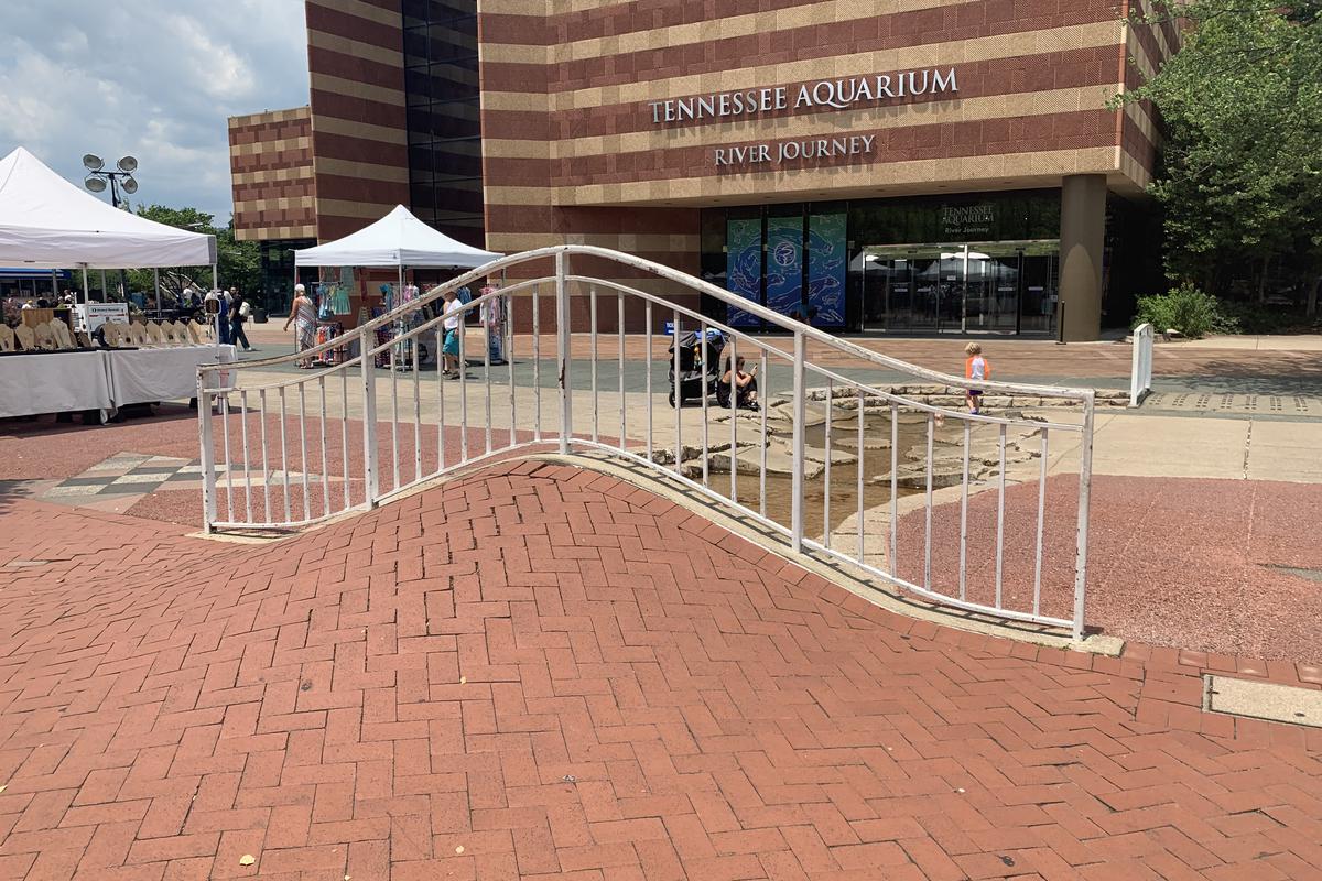 Image for skate spot Tennessee Aquarium Bump To Rail