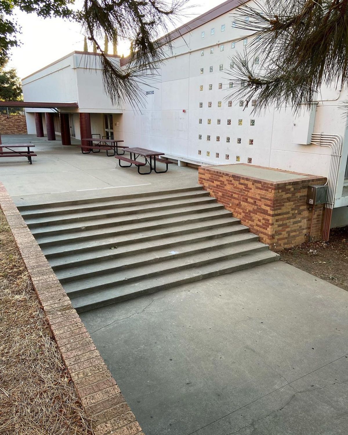 Image for skate spot Hiram W. Johnson High School - 10 Stair