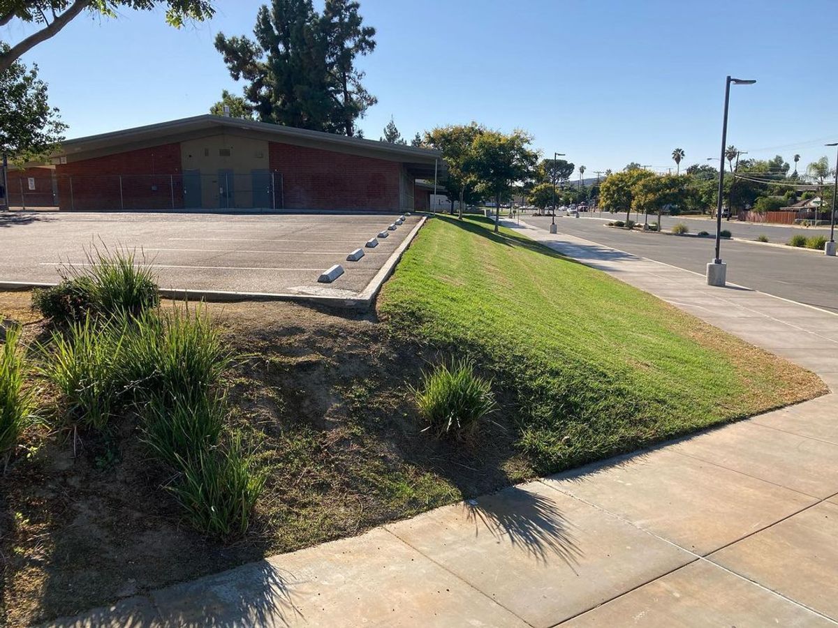 Image for skate spot Wells Middle School - Parking Lot Gap