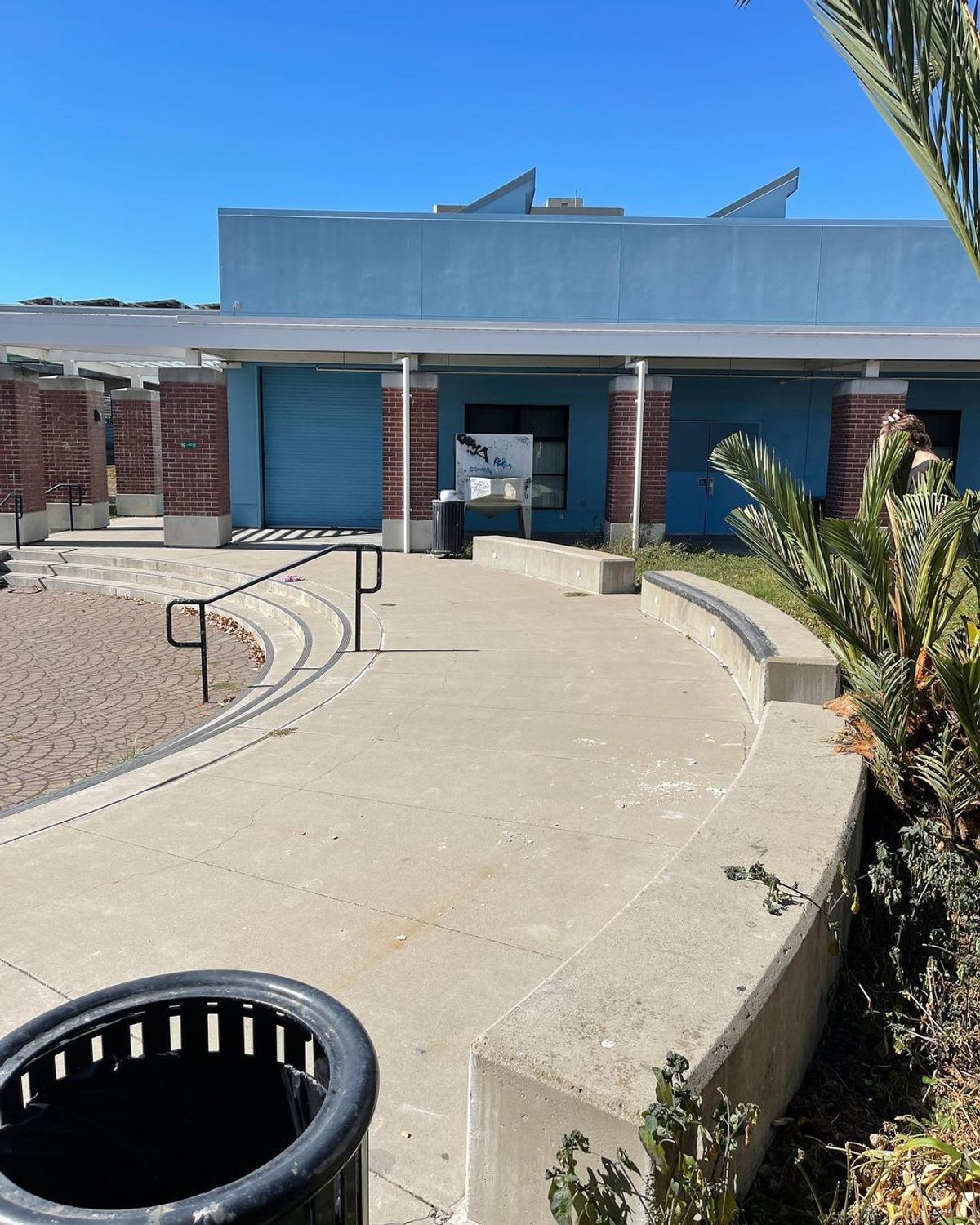 Image for skate spot Laney College - Art Center Ledge