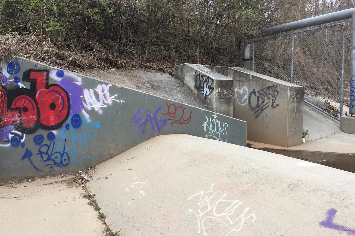 Image for skate spot Ledge to Banked Drop Off