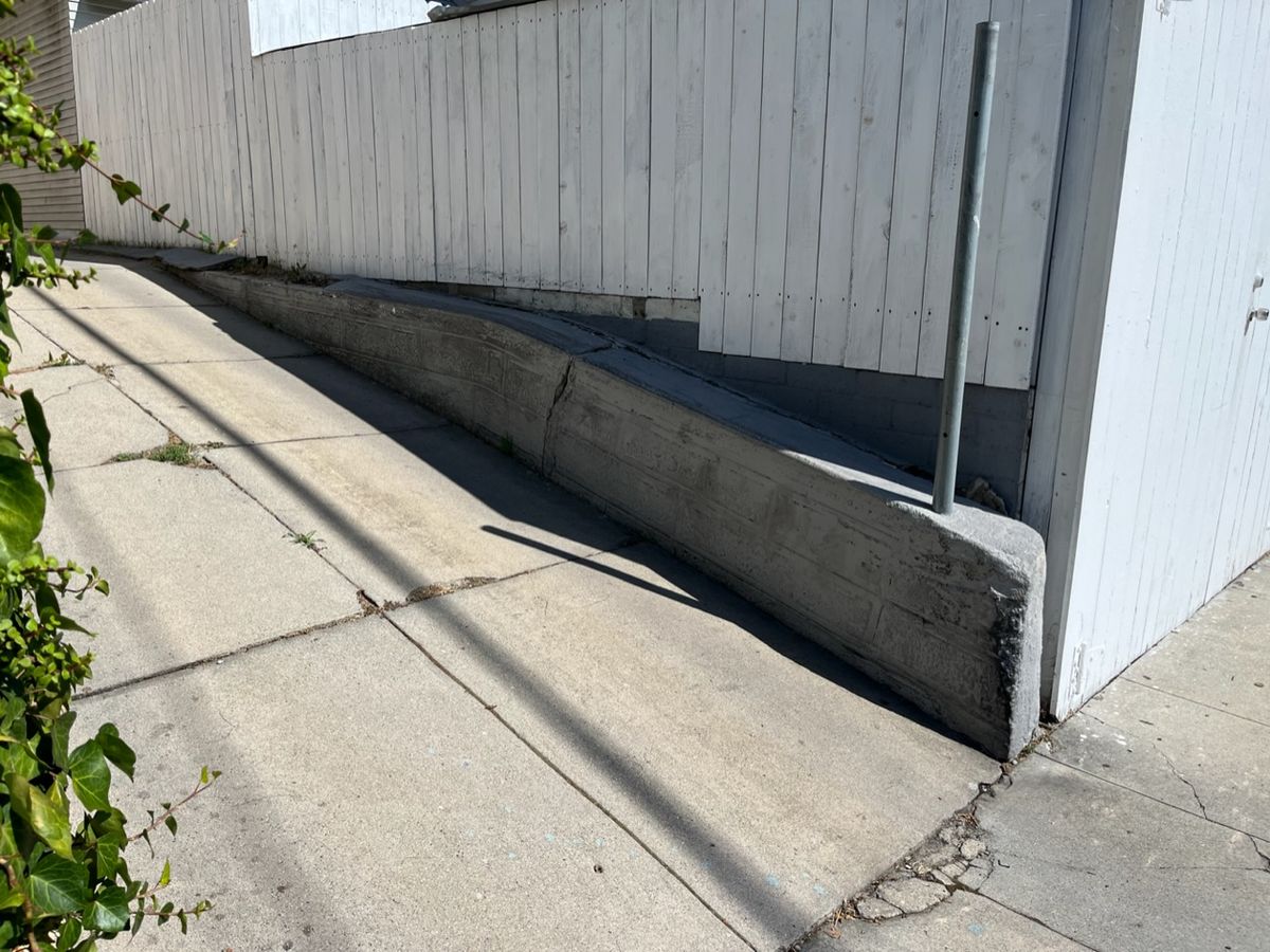 Image for skate spot N Madison Ave - Driveway Ledge
