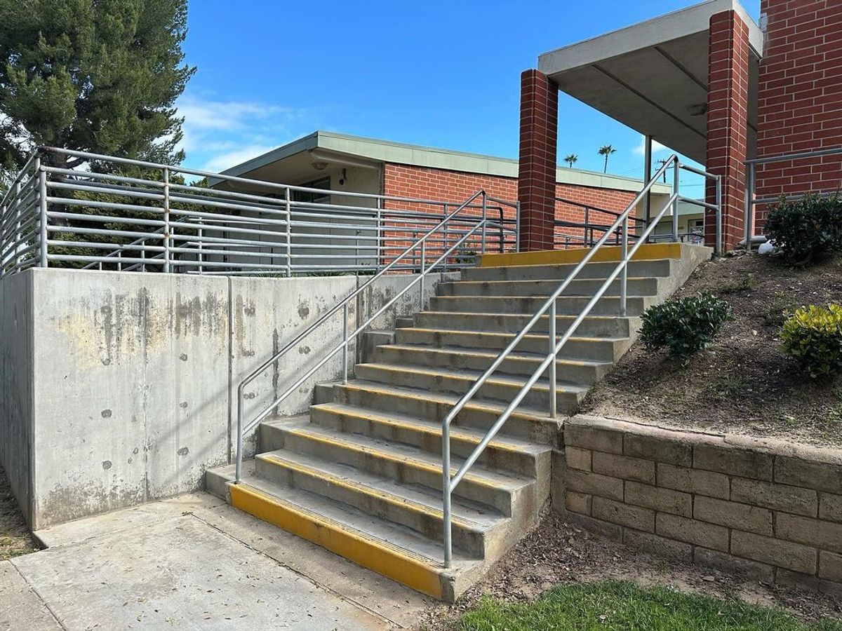 Image for skate spot Olive Elementary School - 13 Stair