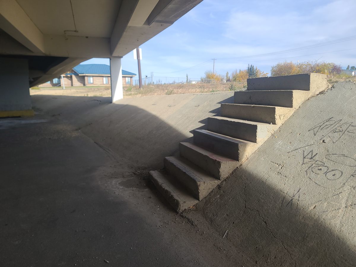 Image for skate spot Prairie Mall - Bank To Stair Ledge